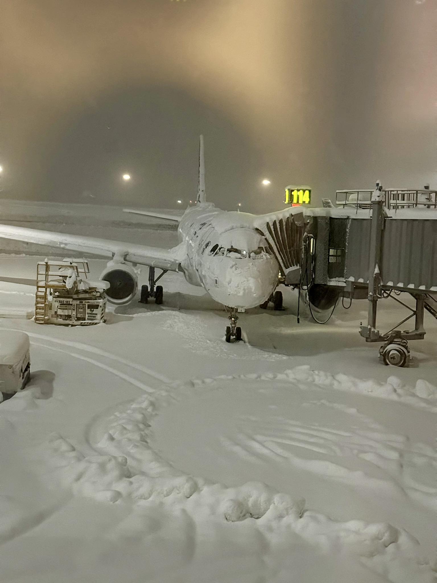 Lucian Mîndruță, blocat pe Aeroportul Otopeni din cauza zăpezii. Jurnalistul trebuia să zboare către Washington: „Știți povestea cu Nicușor la Consiliul lui Trump”