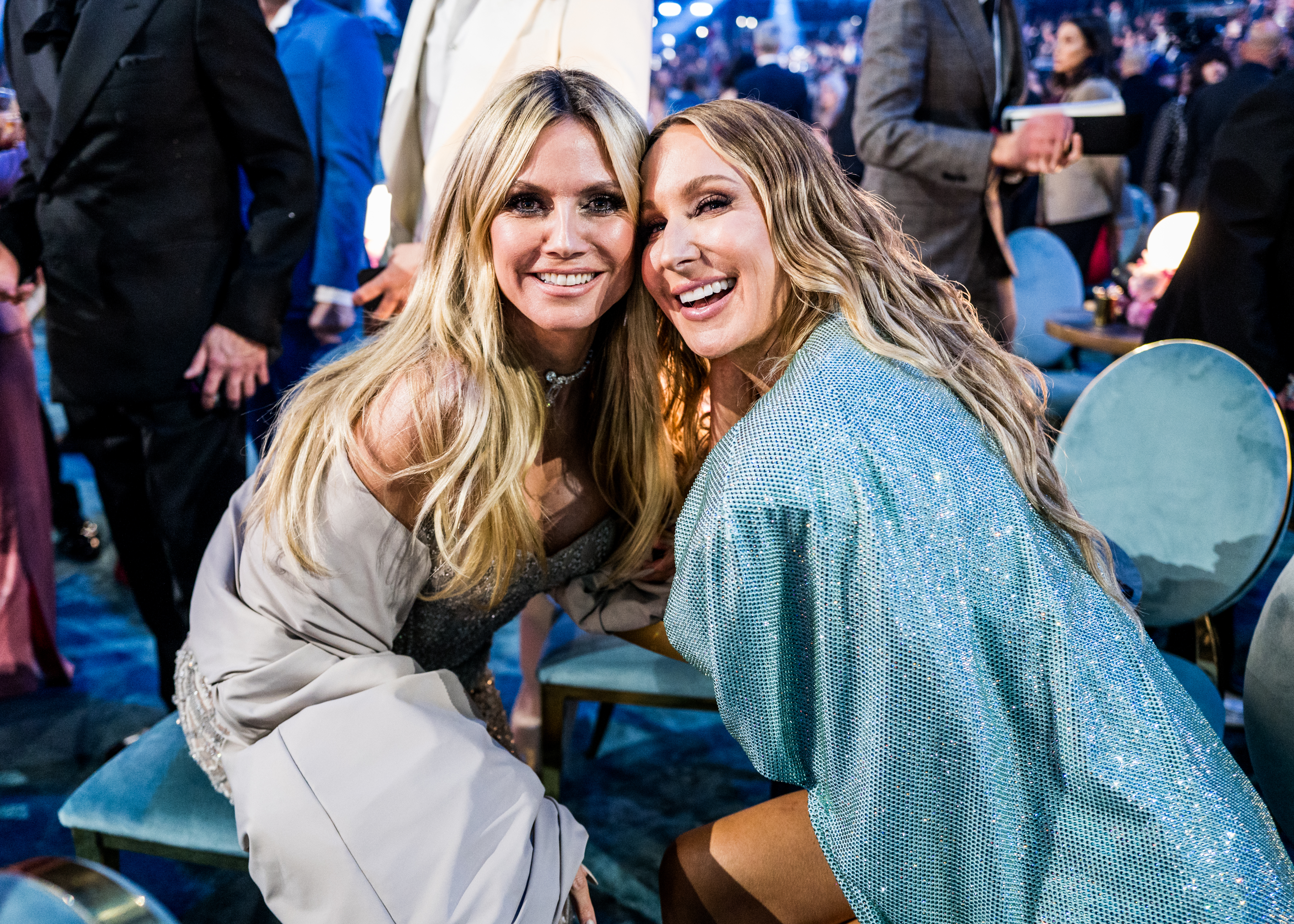 Heidi Klum és Nikki Glaser amerikai komikus a hatvanhetedik Grammy-gálán