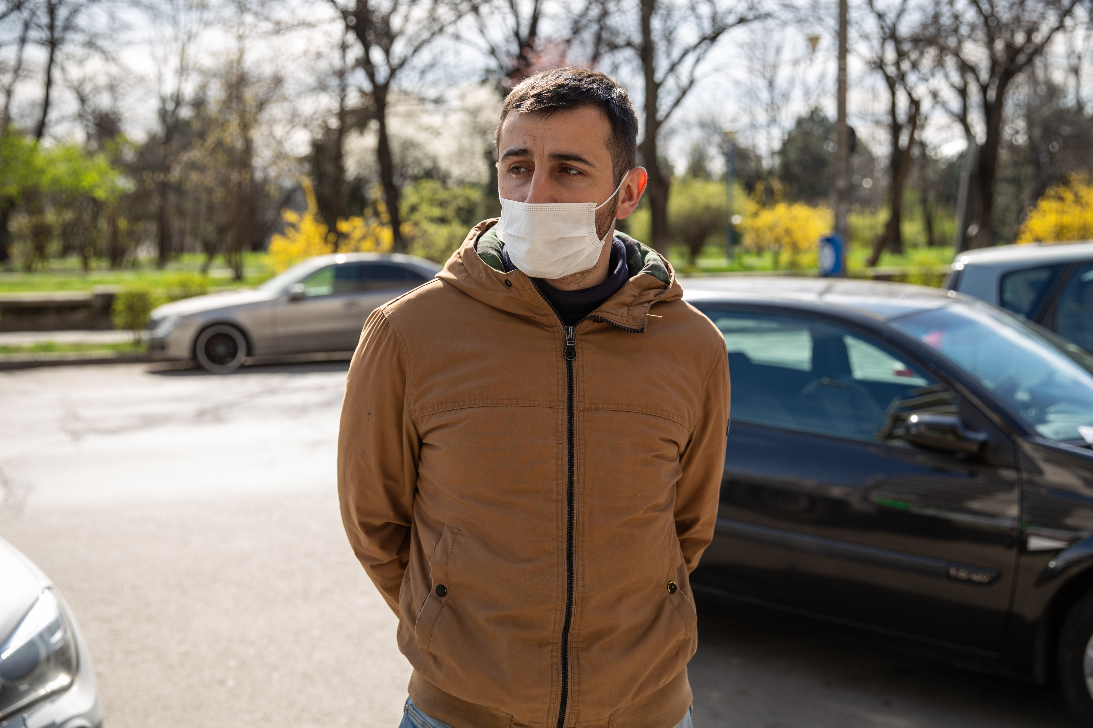 “Ne e teamă, dar ce să facem?”. Vânzători, voluntari și angajați de la salubrizare au ținut societatea funcțională în timpul pandemiei (II)