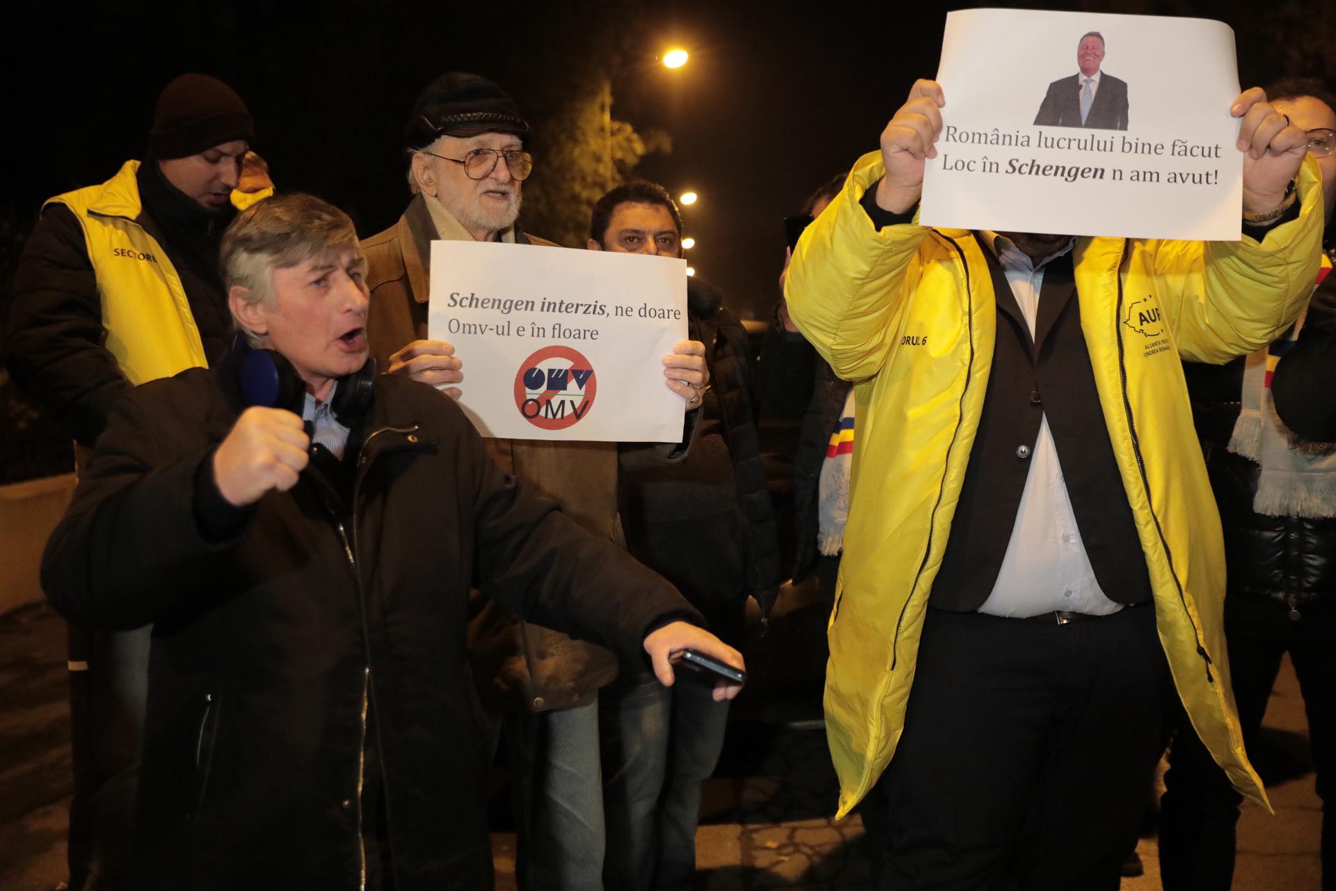 Protest AUR la ambasada Austriei din București. George Simion și simpatizanții săi, scandări împotriva politicienilor din coaliție