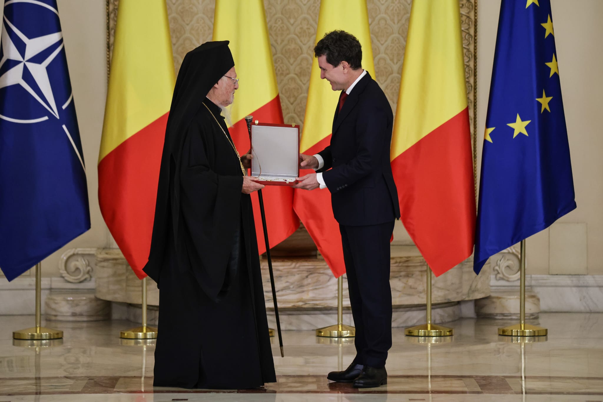 Bartolomeu I, decorat de Nicușor Dan după sfințirea Catedralei Neamului: „România trăieşte un moment istoric”