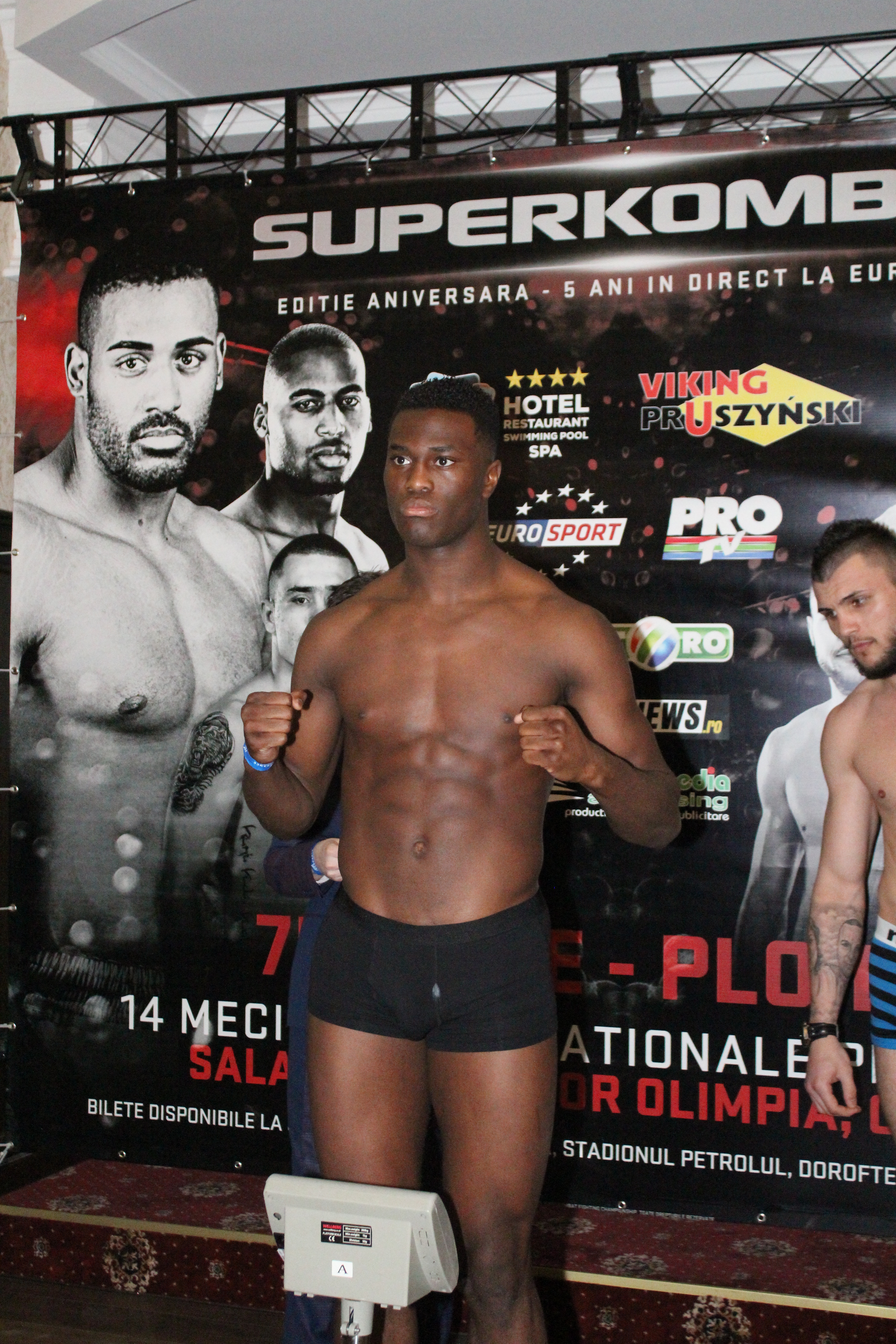 Luptătorii de la Superkombat Ploiești s-au confruntat pentru prima dată la cântarul oficial / GALERIE FOTO