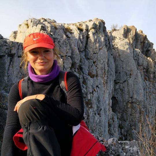 REPORTAJ/Ileana Mavrodin, arhitecta care a proiectat ”Castelul de lut din Valea Zânelor”, își dezvăluie secretele. Povestea caselor ”mângâiate”!