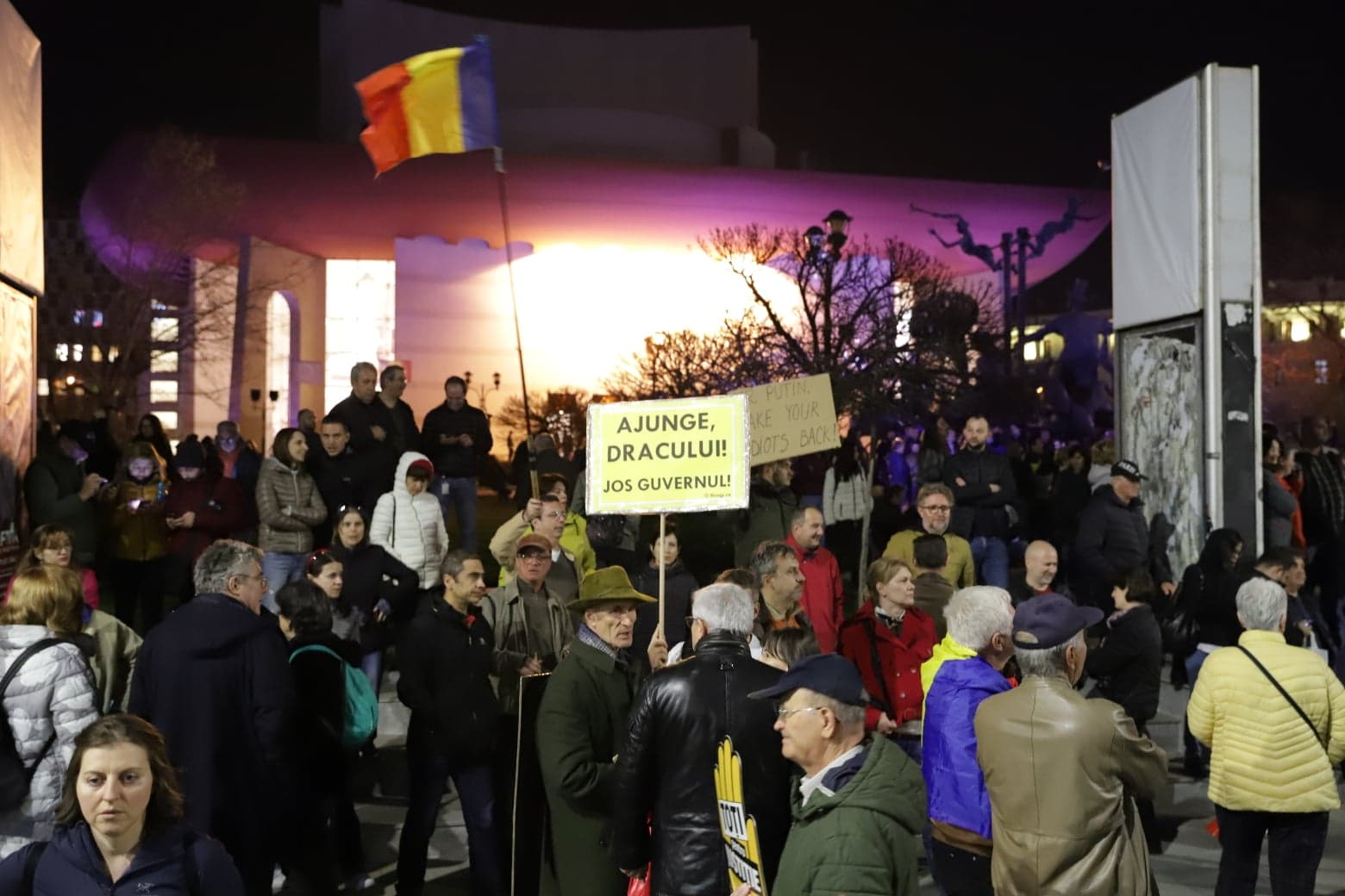 FOTO&VIDEO/ Sute de oameni au protestat sâmbătă seară în Piața Universității. Tudor Chirilă și regizorul Stere Gulea, printre protestatari