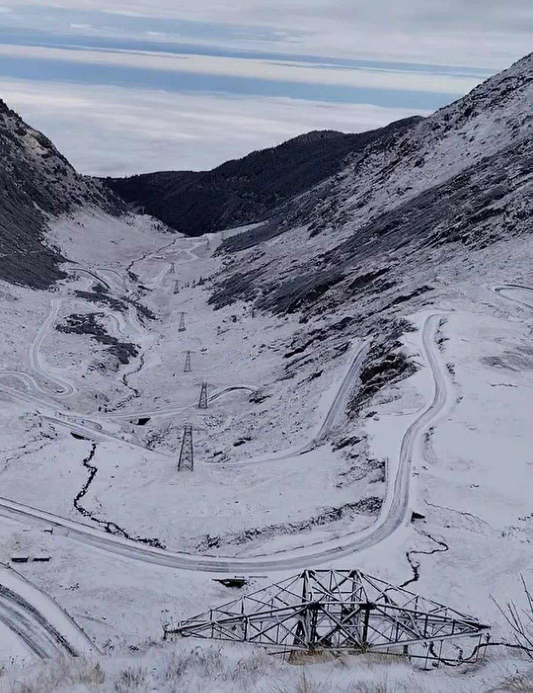 Iarna a venit la munte, Transalpina s-a închis, drumarii intervin cu material antiderapant | Video