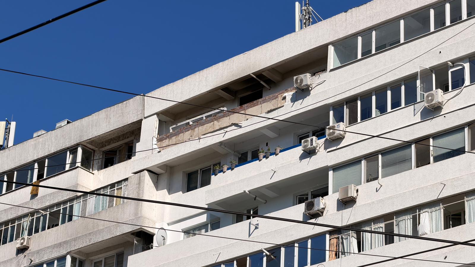 Locuitorii din blocul peste care a căzut drona la Galați se vor putea întoarce în apartamente, dar momentan nu vor avea nici gaze și nici curent electric