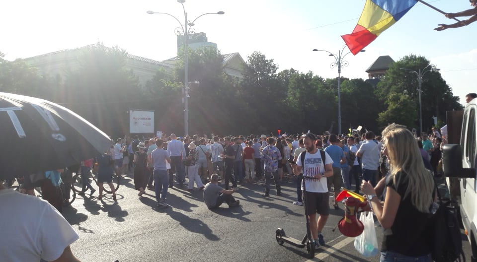 UPDATE. Protest în Piața Victoriei față de adoptarea CPP. Oameni amendați și îmbrânceli cu jandarmii (Foto&Video)