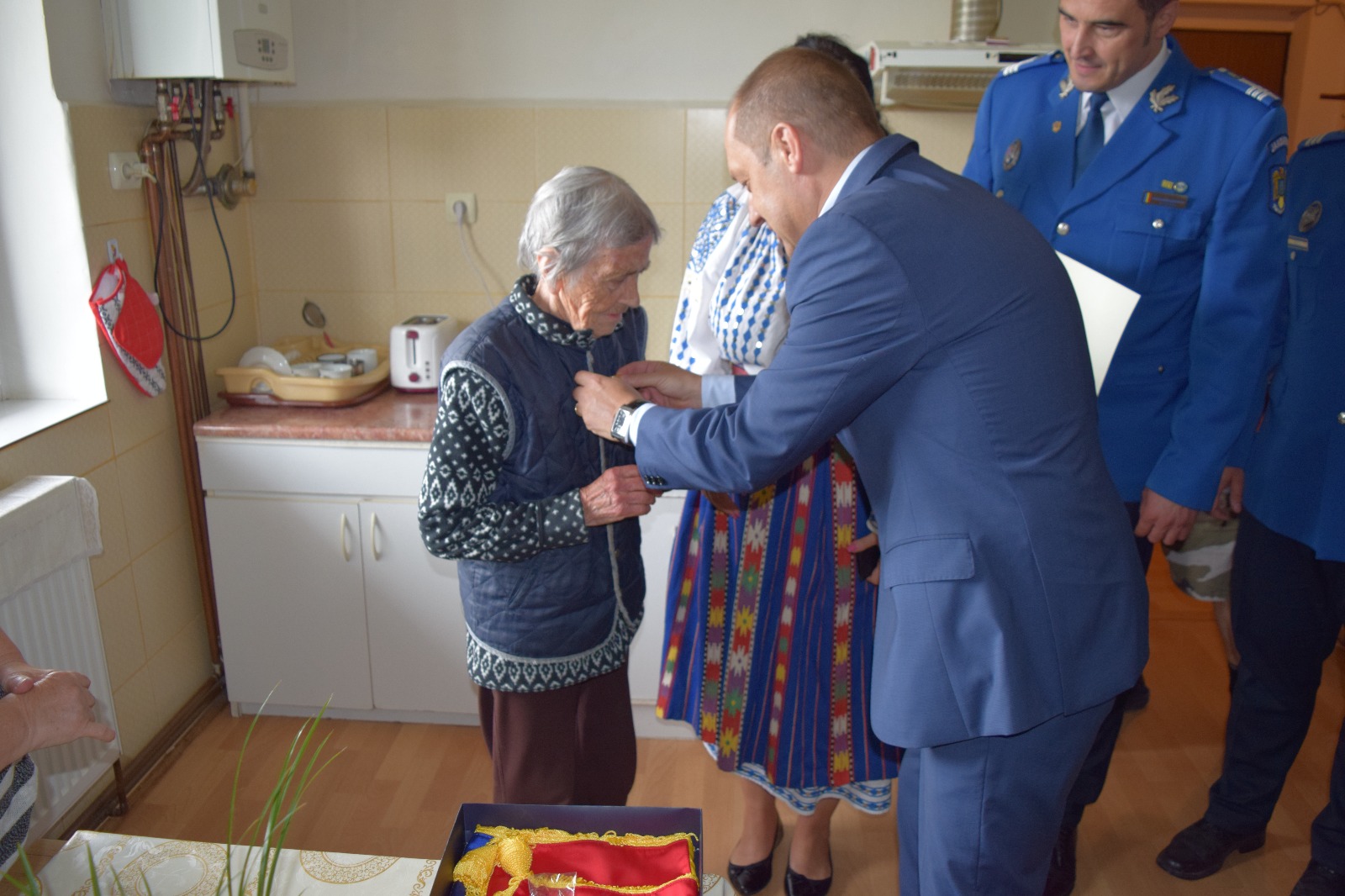 Două braşovence care au împlinit 100 de ani s-au trezit cu poliţia, pompierii şi jandarmii la uşă. Aceştia le-au adus flori şi un tricolor/ FOTO