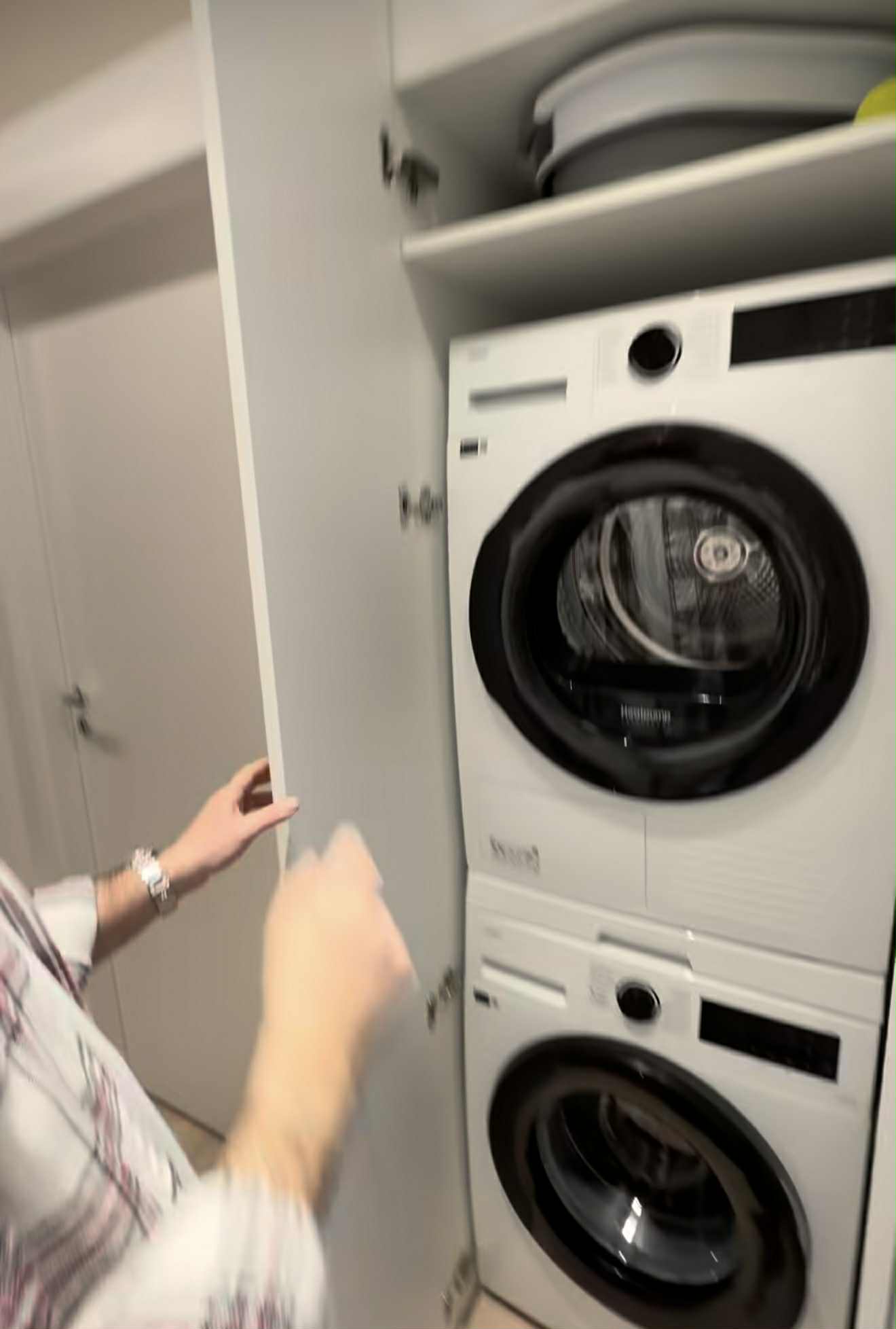 Imagini din apartamentul de lux în care locuiește Radu Bucălae cu soția. Mobila e făcută la comandă, la sfatul designerilor de interior