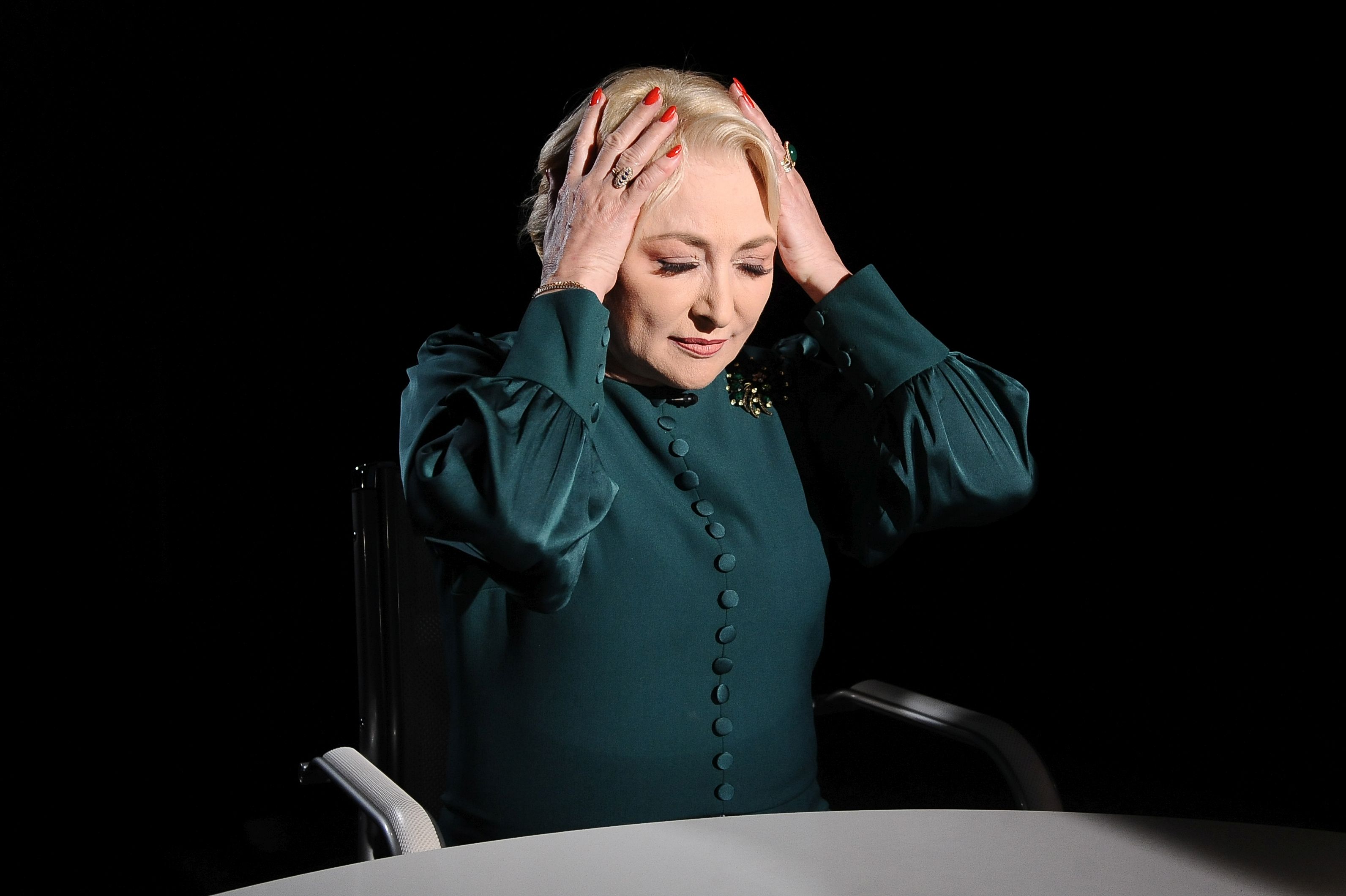 Imagini rare cu Viorica Dăncilă în tinerețe, înainte să intre în politică. Cum arăta brunetă și cu părul ondulat
