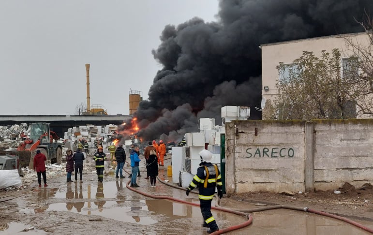 Incendiul de lângă Capitală e sub control, anunță ISU. A fost redus efectivul pompierior