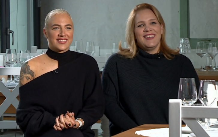 Mindenki szívét megmelengeti ezen a fagyos reggelen, ahogy Tóth Gabi és Tóth Vera a Csendes éjt énekli – videó