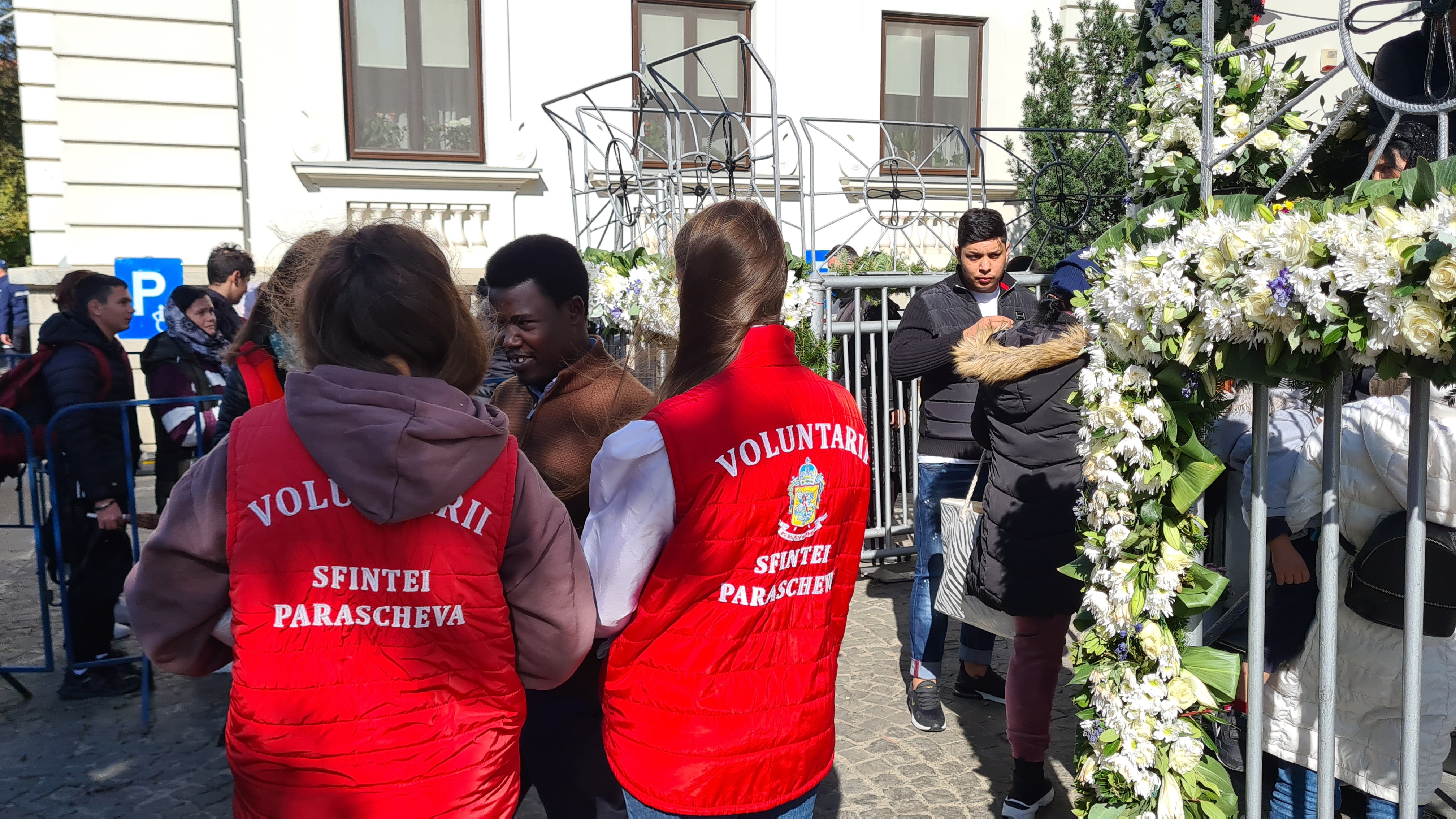 REPORTAJ. Cum au ajuns trei studenți africani voluntari la pelerinajul Sfintei Parascheva. Unul e botezat ortodox pe Masivul Ceahlău. „Nu poți sta în apropiere de sfintele moaște și să nu te schimbi”