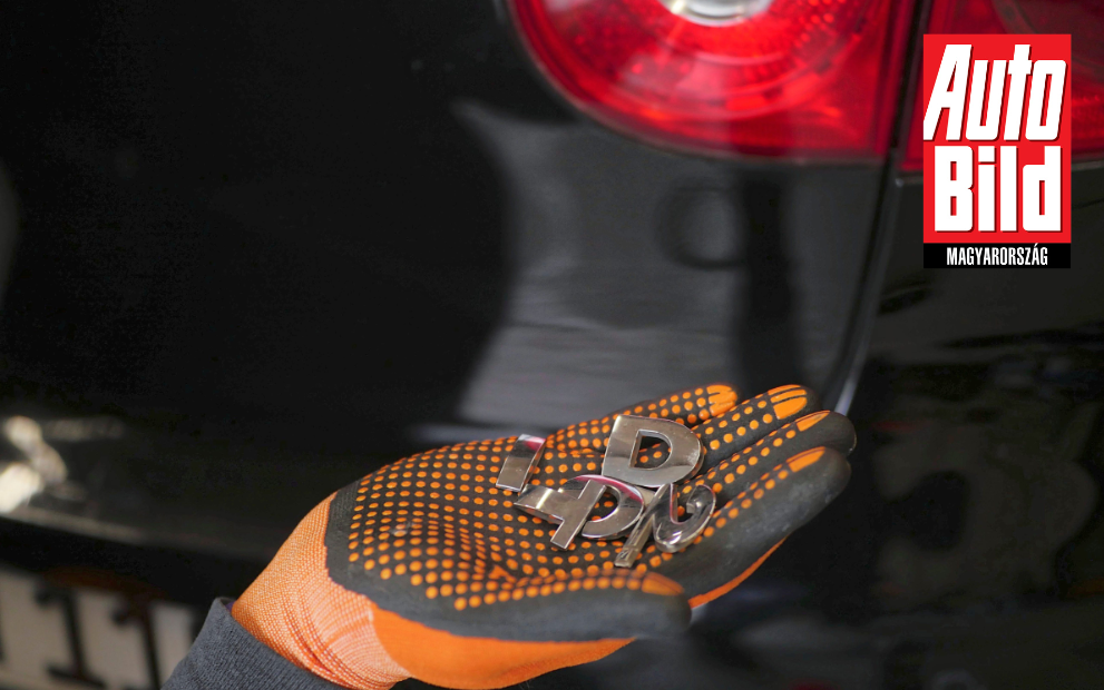 Hogyan távolítsuk el az autóról a modell-feliratot a fényezés sérülése nélkül? Mutatjuk!