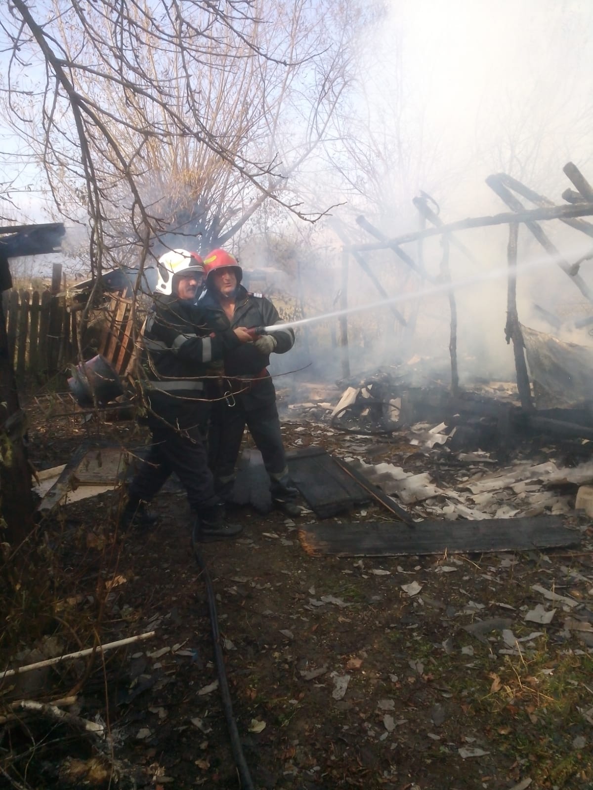 REPORTAJ/ Povestea impresionantă a pompierului-înger care întoarce oamenii din morți. S-a dus înapoi în foc și cenușă ca să salveze hainele de înmormântare ale unui bătrân