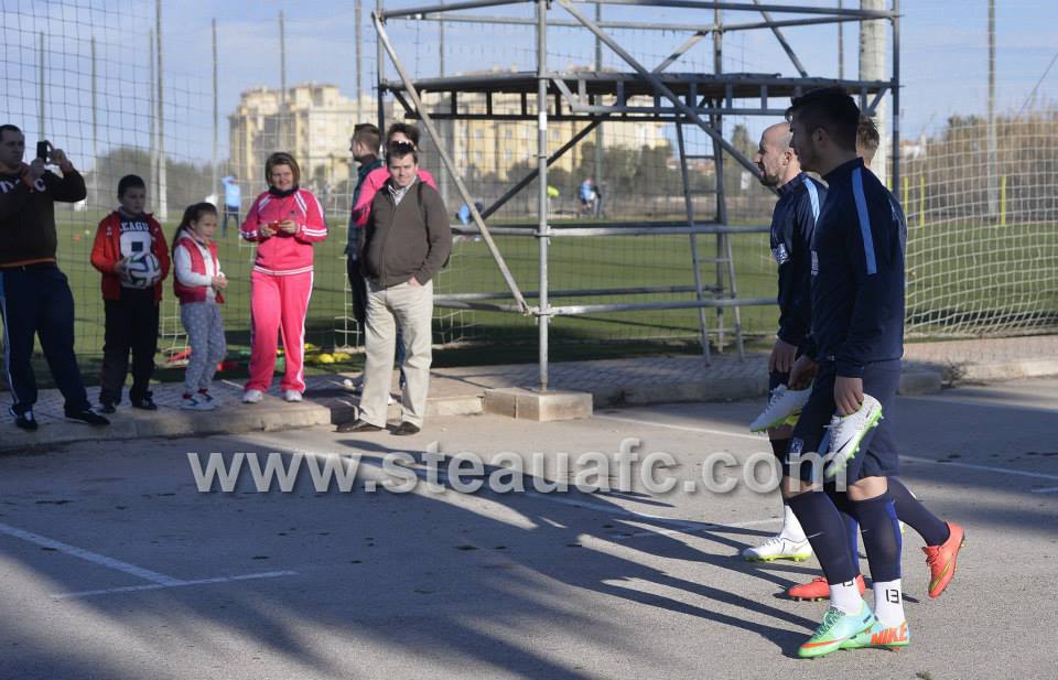 STEAUA / Primul antrenament al campionilor în Spania. ^Cum au fost surprinşi "arabii" Sănmărtean şi Szukala. Cum au acoperit campionii sigla câştigată în instanţă de Armată / GALERIE FOTO
