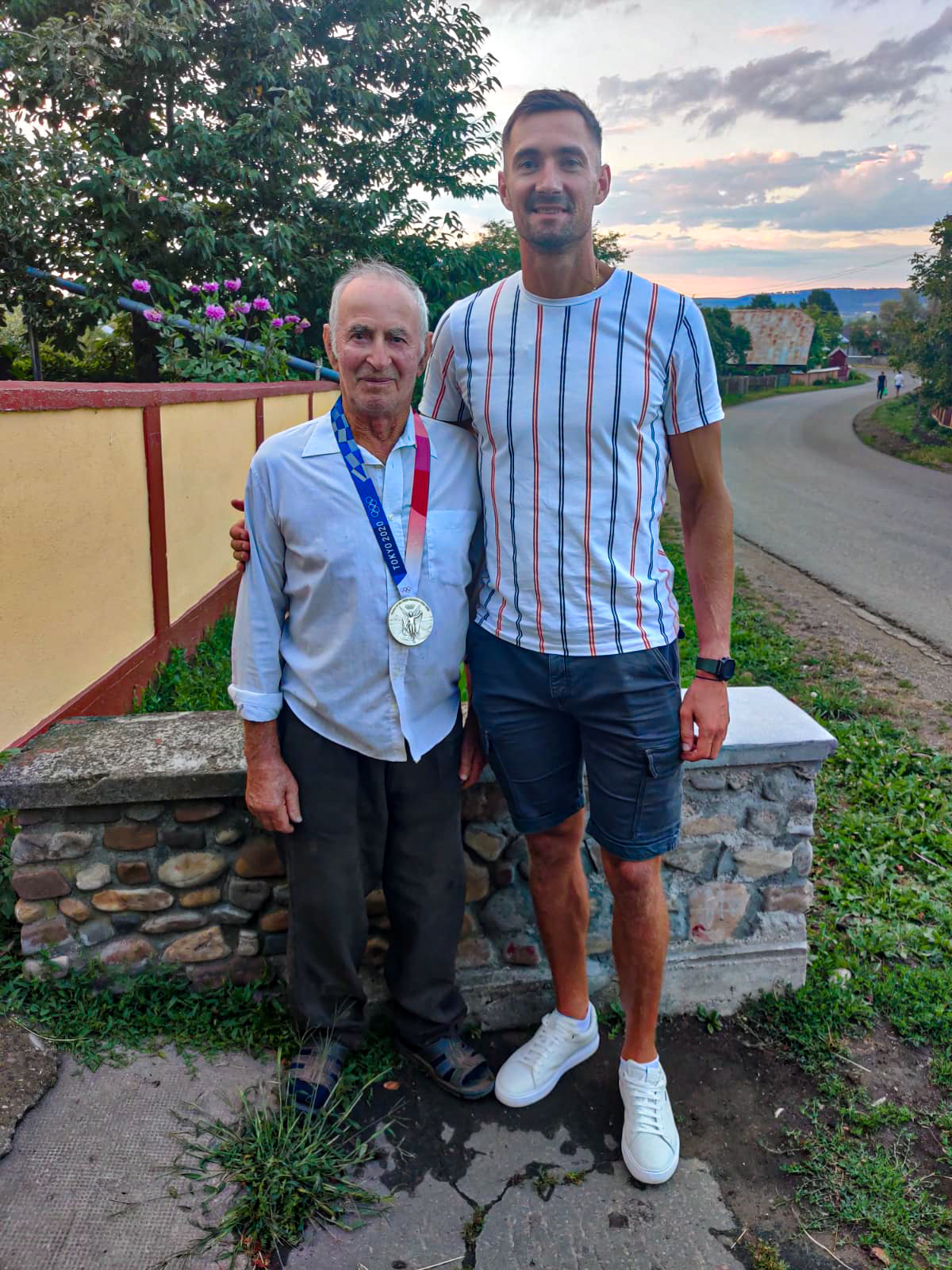 Canotorul Marius Cozmiuc i-a făcut cadou bunicului său medalia olimpică: „Moșu’ a ținut în mâini zeci de medalii”