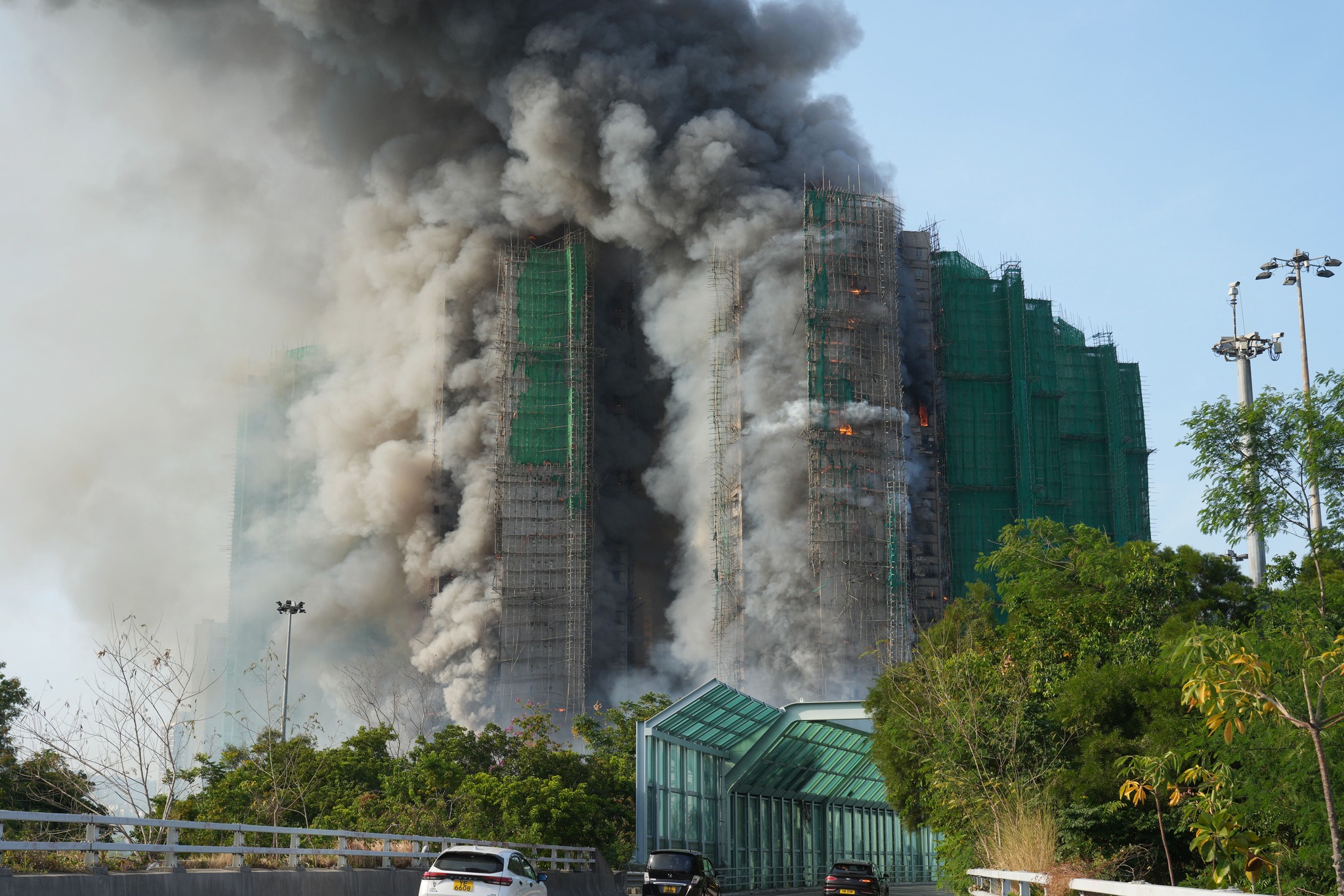 Un incendiu devastator a cuprins un complex de apartamente în Hong Kong. Zeci de oameni au murit, pompierii se luptă cu flăcările