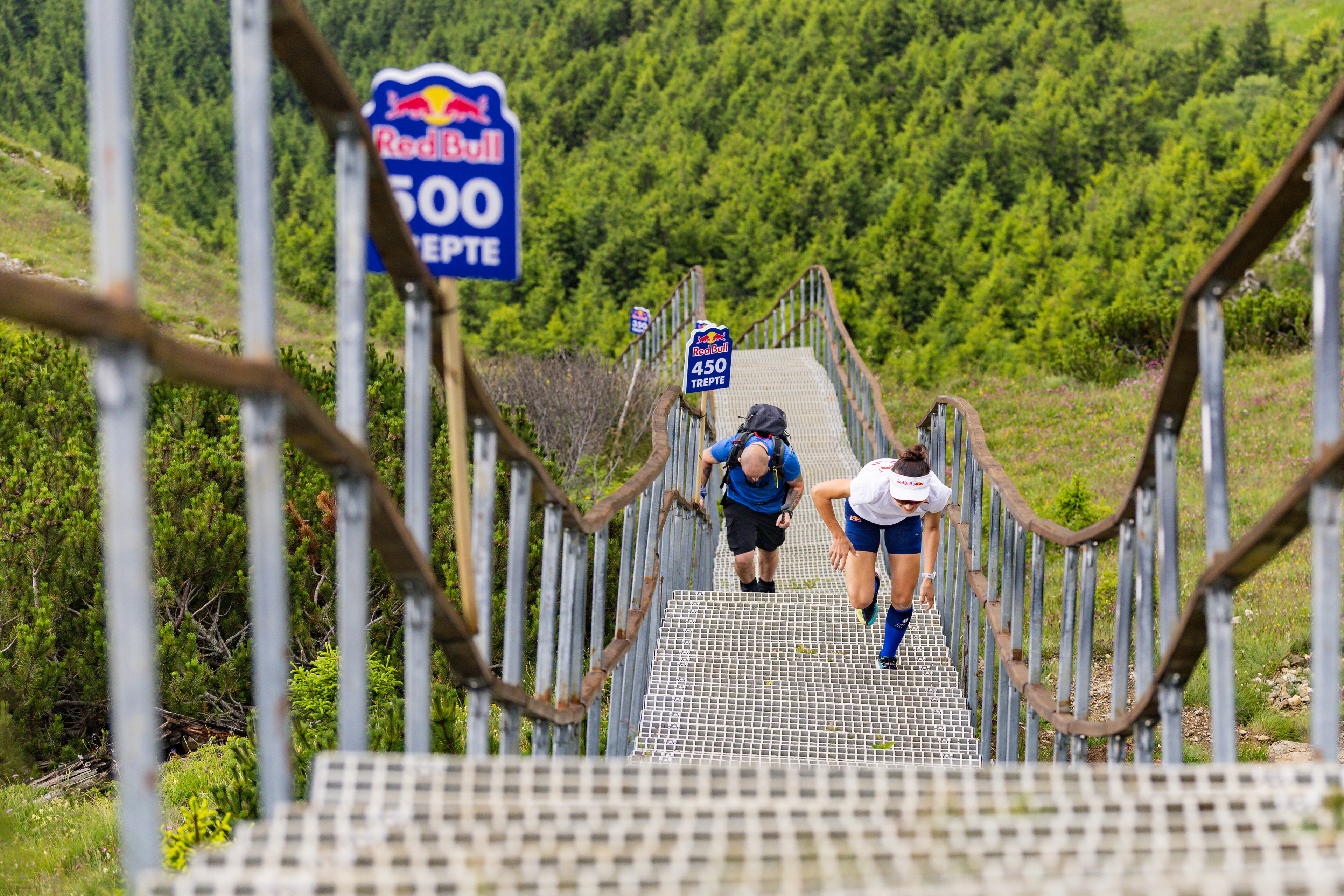În cât timp a urcat Denisa Dragomir „scările care duc spre cer”. Campioană mondială la skyrunning și alergare montană a depășit toate așteptările pe cele 519 trepte spre Vârful Toaca