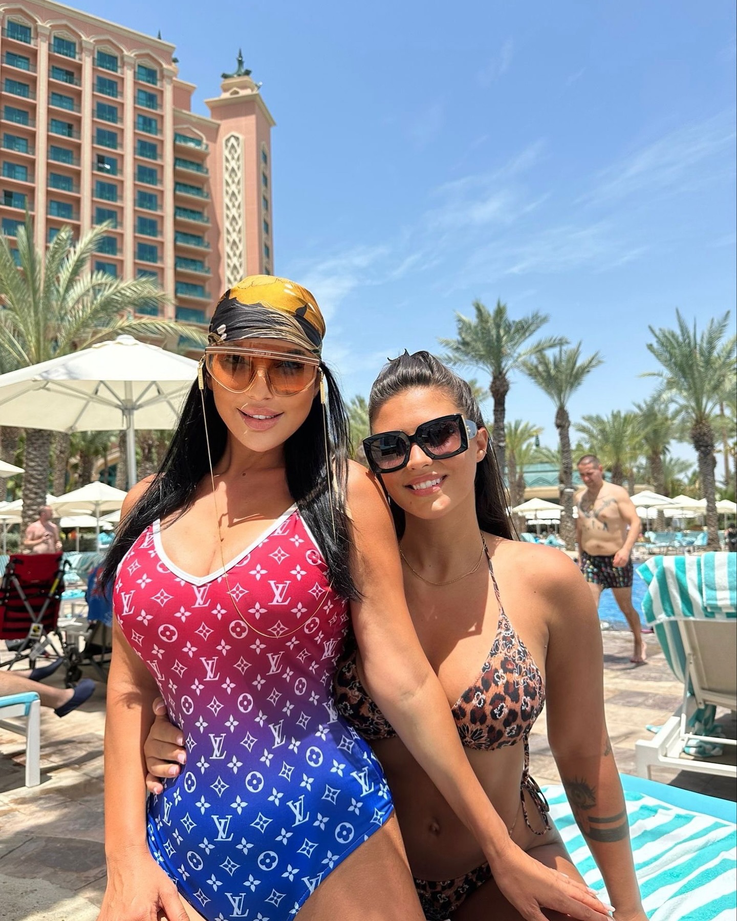 Imagini cu Andreea Tonciu și Antonia în costum de baie. S-au întâlnit la plajă în Dubai