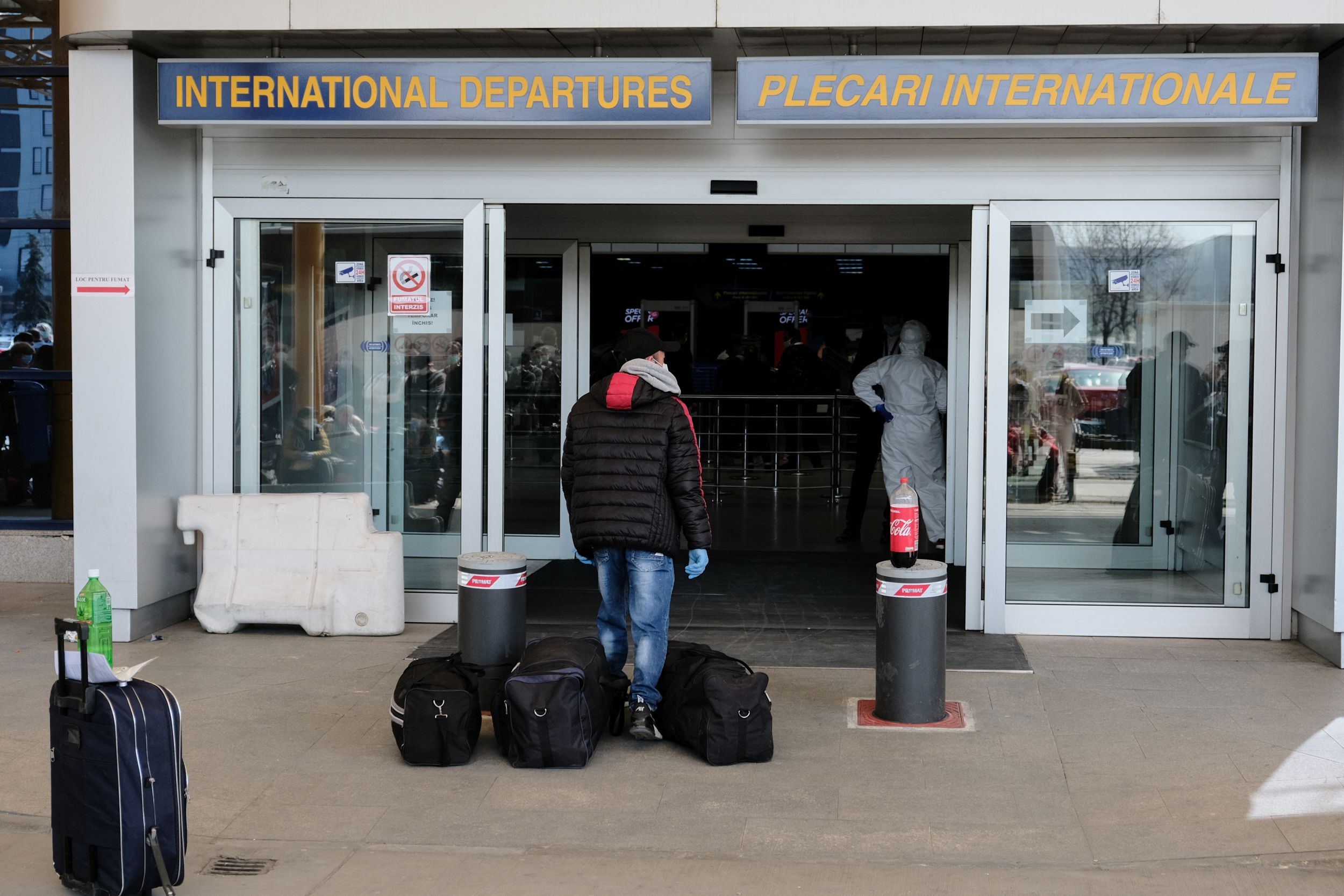 Imaginile zilei | Aglomerație pe aeroportul din Cluj: aproximativ 1.800 de oameni, înghesuiți în parcare. 12 curse decolează astăzi spre Germania
