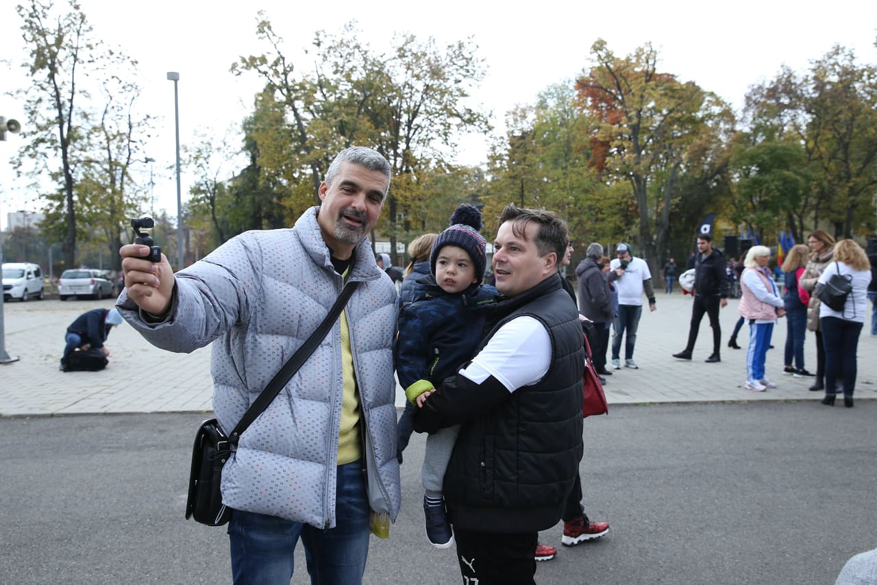 Maraton pe tocuri, în București! La "Maratoc", un eveniment caritabil organizat de actrița Monica Davidescu, au putut participa și bărbați