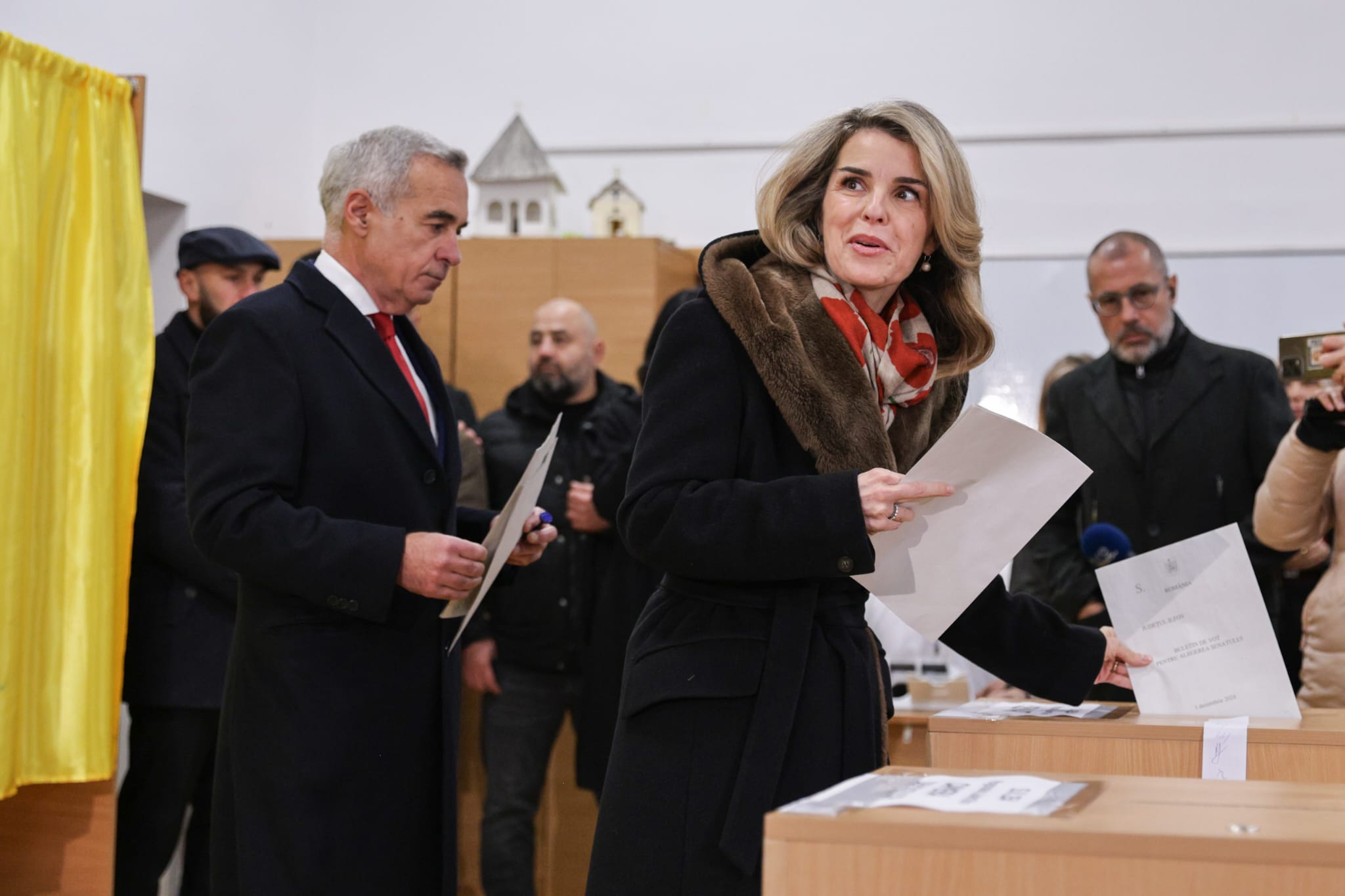 Cum a apărut Cristela Georgescu la secția de votare, la alegerile parlamentare 2024. A zâmbit încontinuu lângă Călin Georgescu