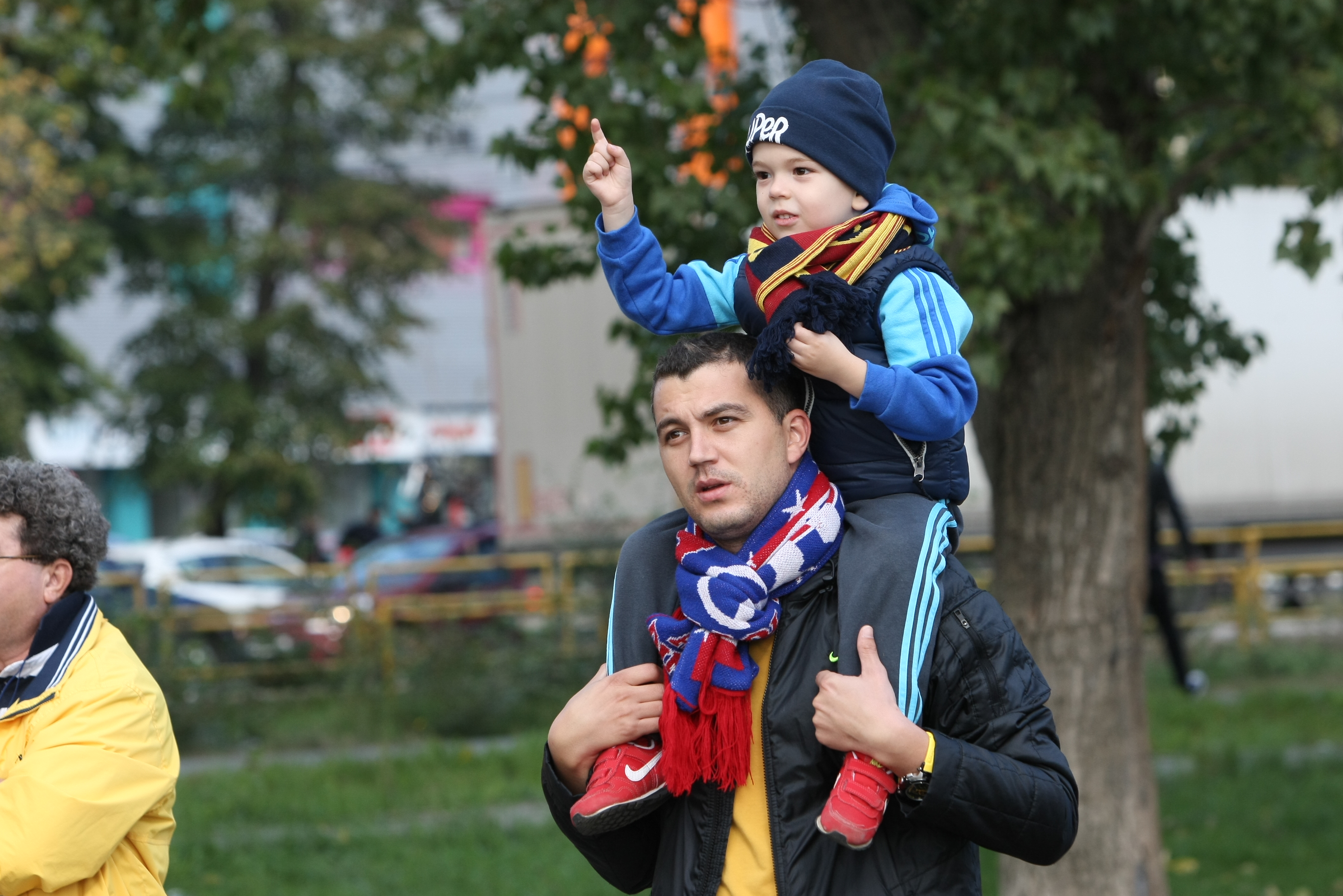 Fanii își cer în stradă Steaua înapoi. ^1.000 de oameni, la mitingul suporterilor. Gigi Becali e liniștit: ”N-am nici o grijă, sunt teribiliști” / FOTO