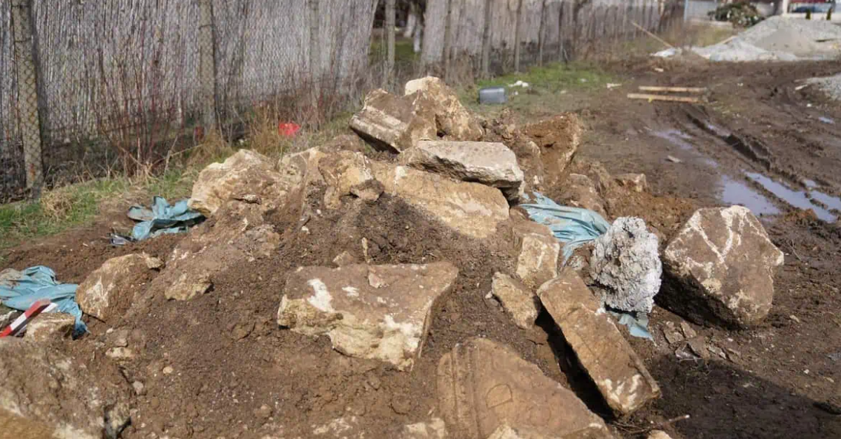 Un sarcofag roman vechi de peste 1.700 de ani a fost distrus cu excavatorul în timpul unei săpături, la Alba Iulia