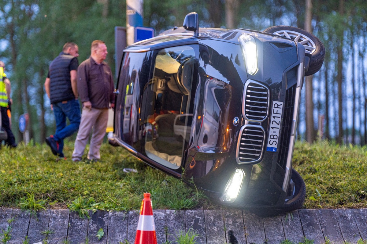 Șofer român de dubă arestat, după ce a răsturnat un BMW X6 într-un sens giratoriu din Olanda