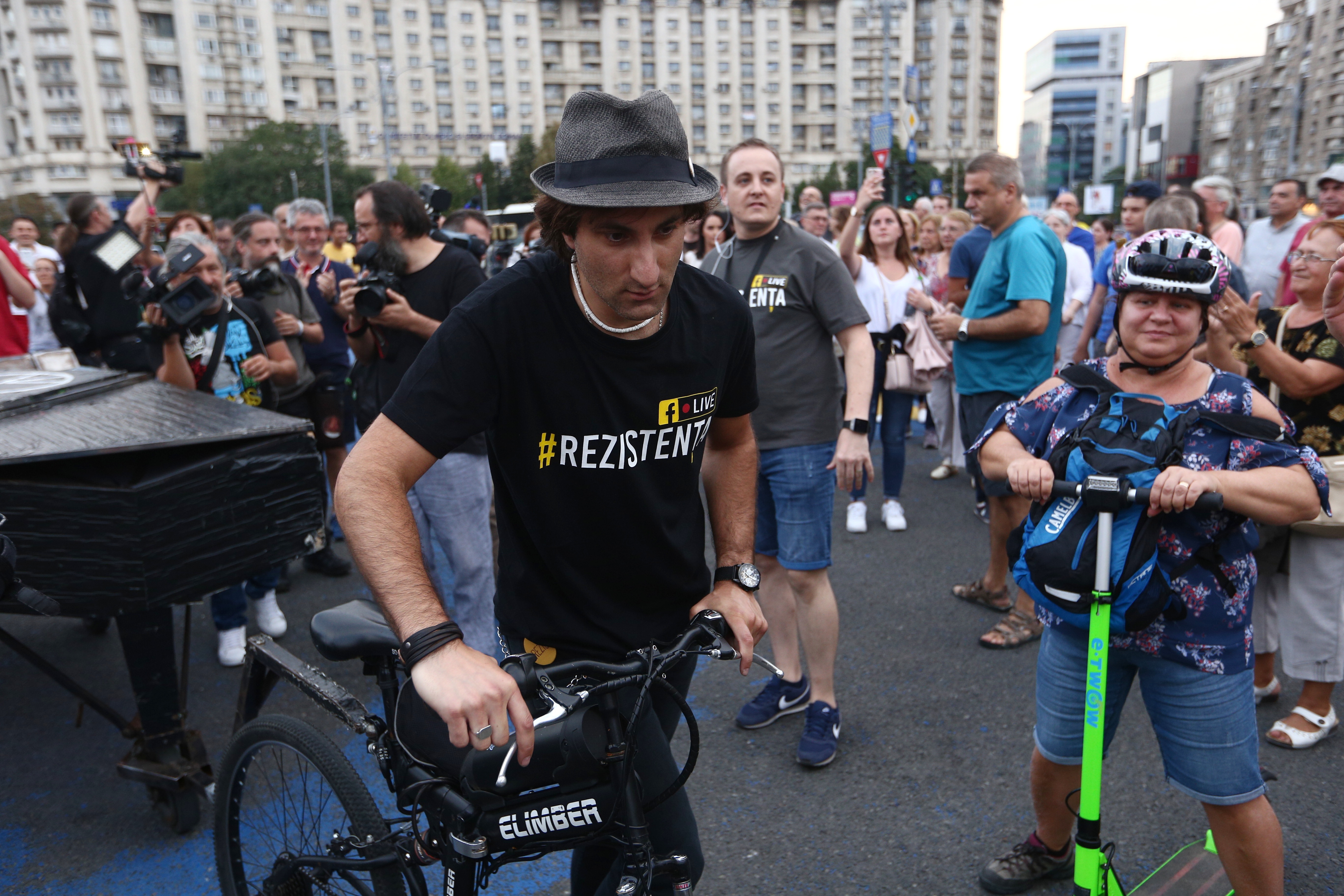 VIDEO/ Protest intitulat „Gust de libertate”, în Piața Victoriei. Moment emoționant oferit de pianistul Davide Martello / GALERIE FOTO