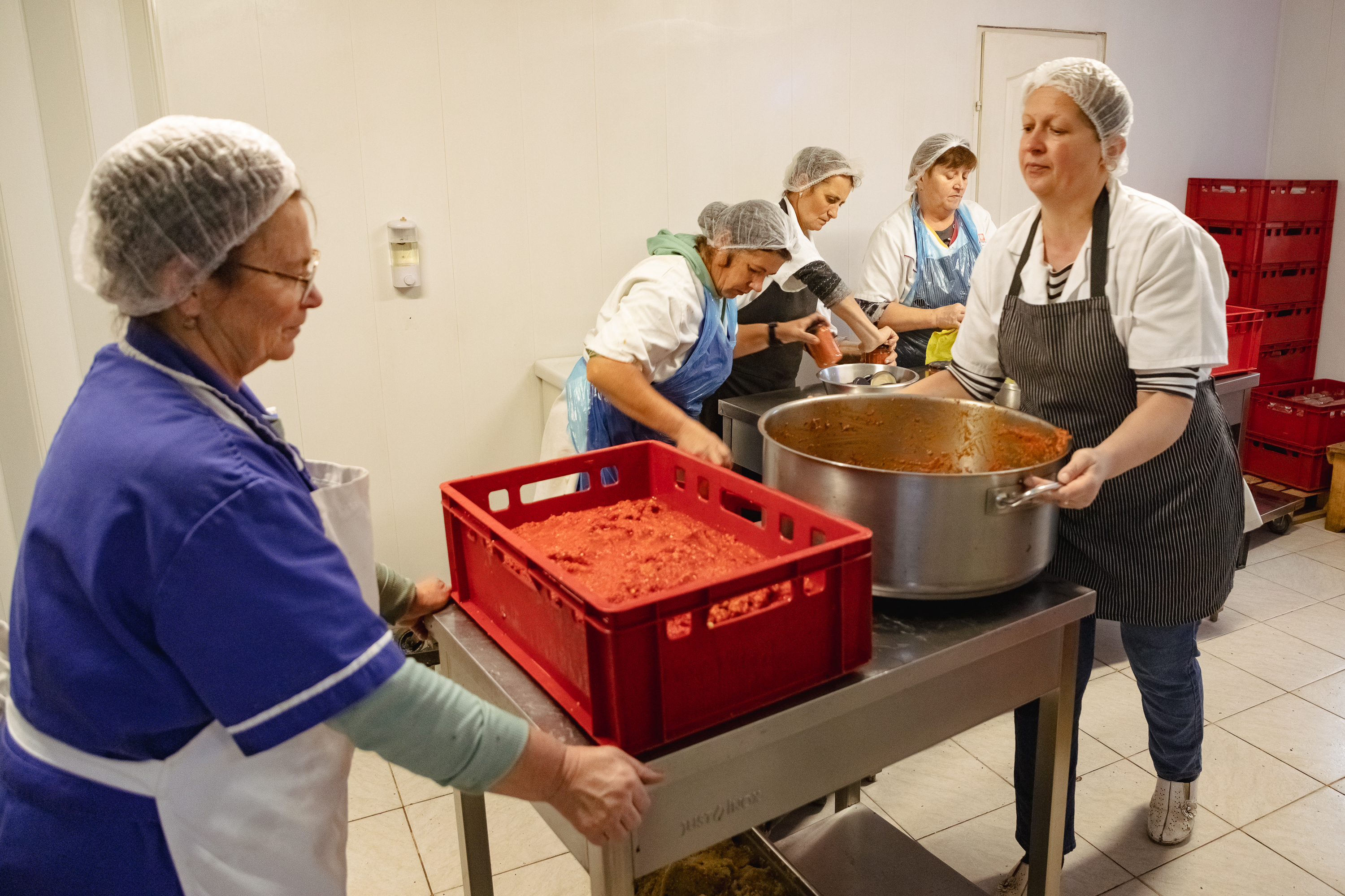 REPORTAJ. Într-un sat din Mureș, un tânăr fierbe de 11 ani dulcețuri și zacuscă la ceaun. Acum vrea să ridice o fabrică și să le arate localnicilor că și aici se poate: „Fiecare trebuie să-și găsească Idicelul lui!”