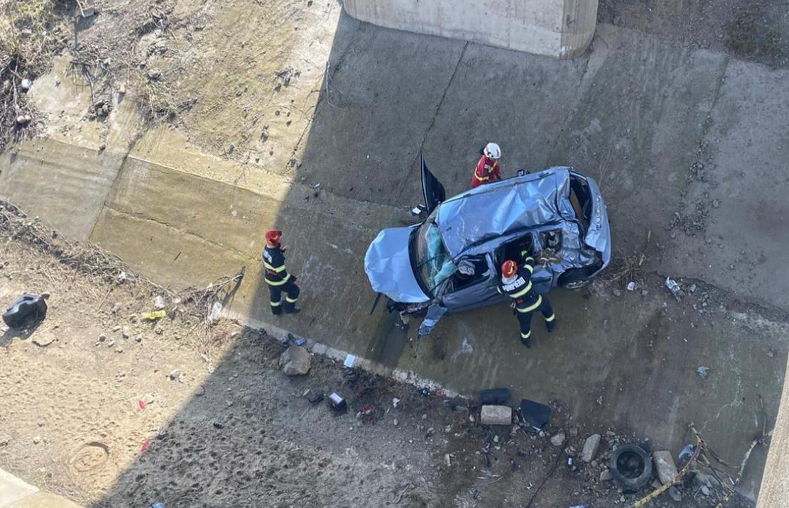Un șofer de 73 de ani și o femeie de 70 de ani au scăpat cu viață după ce mașina lor a căzut de pe un pod, la intrarea în Urziceni. FOTO