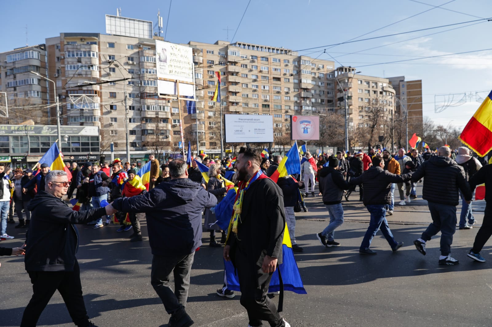Călin Georgescu a fost înconjurat de mii de oameni la „Marea Horă a Unirii Neamului”: „Suntem legați pentru totdeauna ca frați și surori”