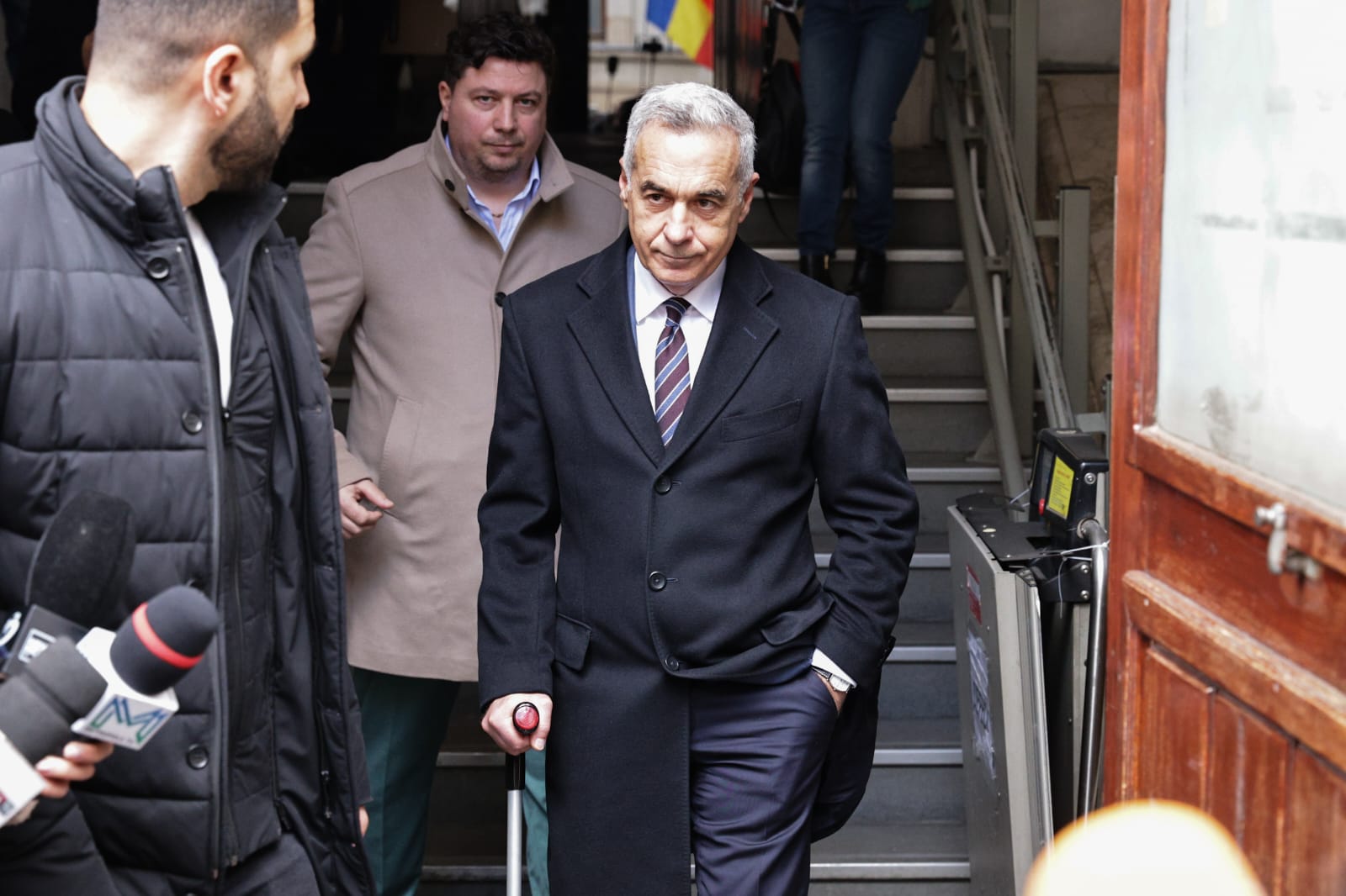 Călin Georgescu, înconjurat de susținători în fața Judecătoriei Sectorului 1: „Sunt nevinovat”. Decizia judecătoriei, amânată