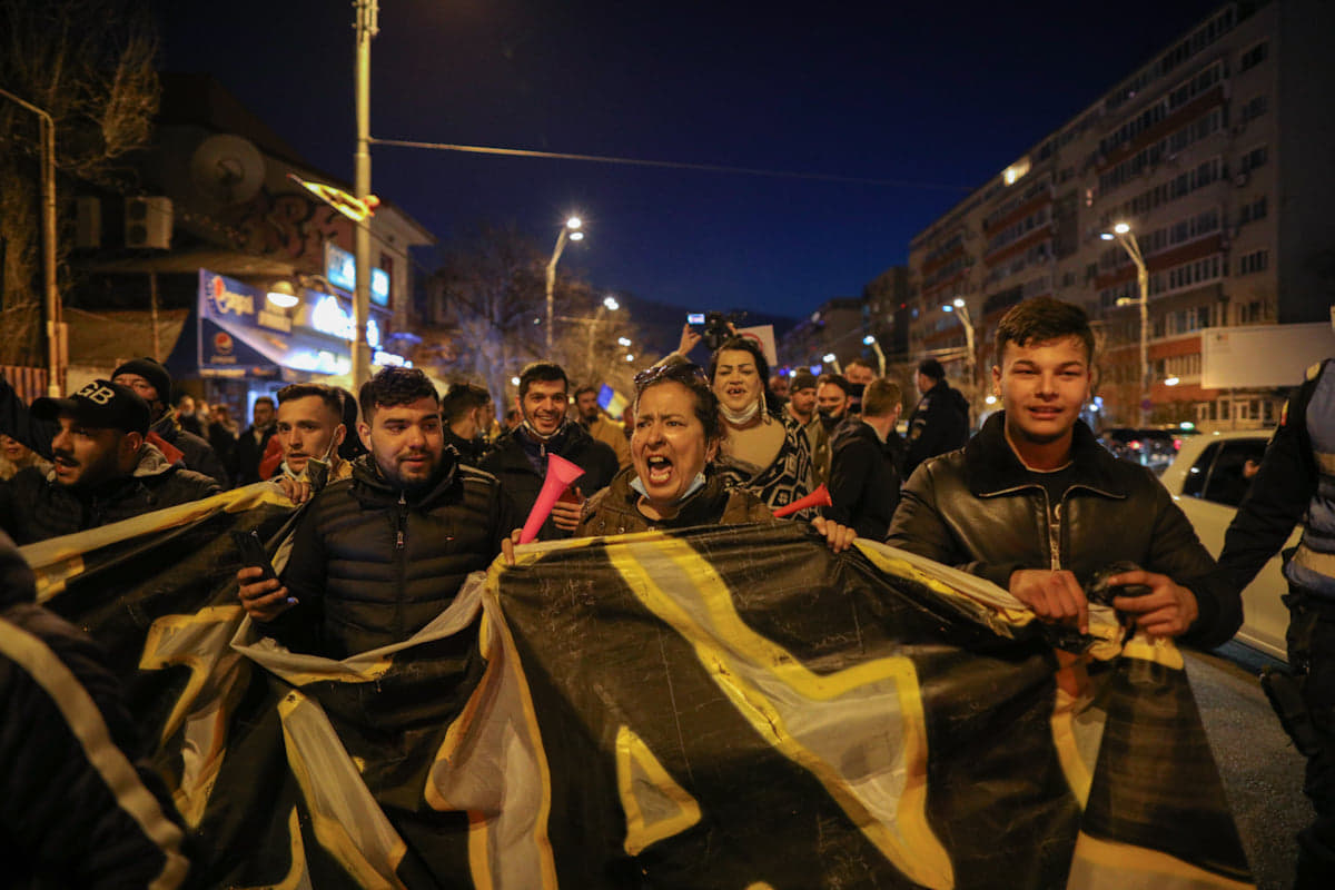Protestul anti-restricții din Capitală, încheiat cu violențe și arestări. Manifestații și în alte orașe din țară