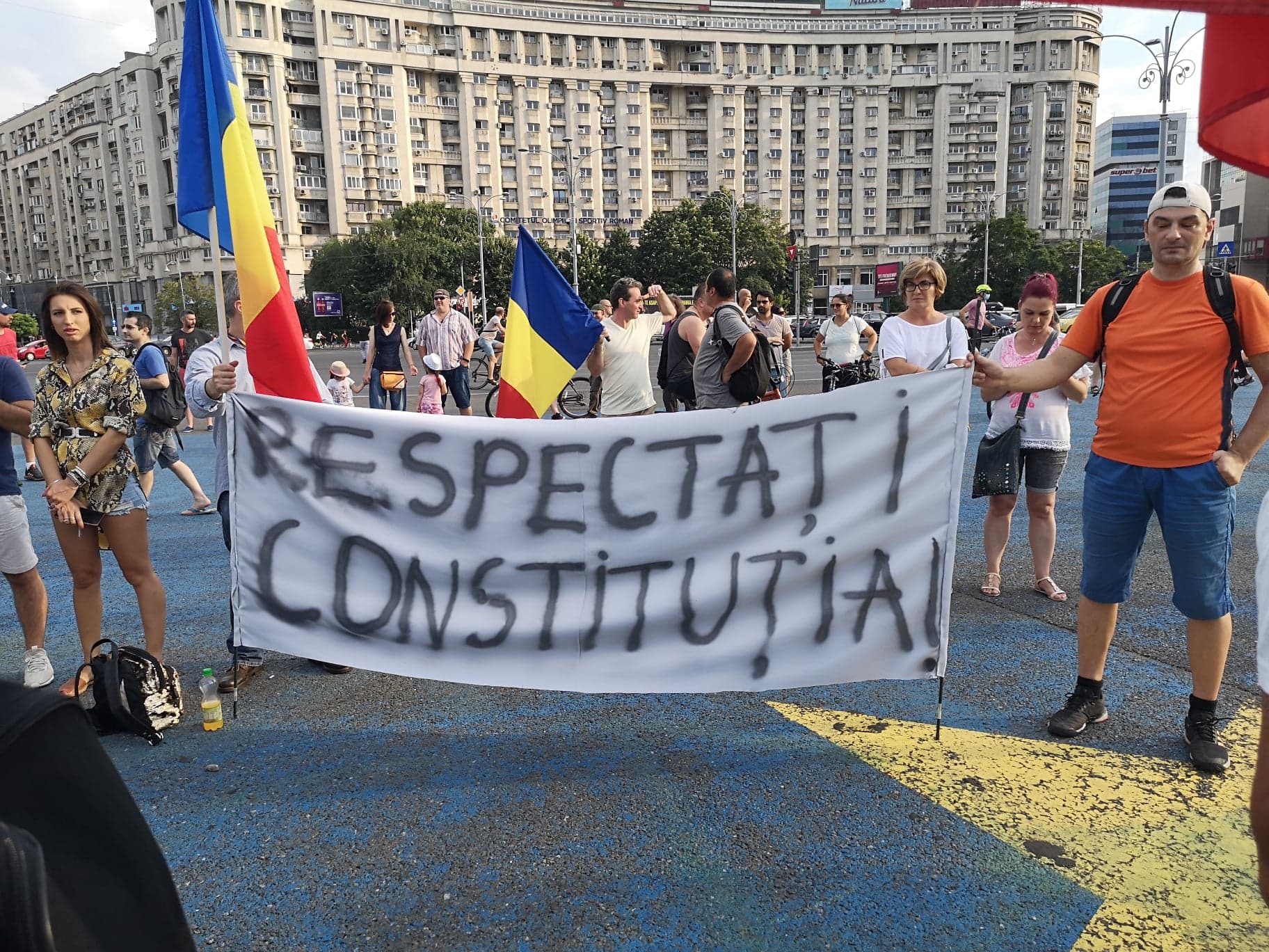 Miting împotriva legii carantinării și izolării, în fața Guvernului. ”Cred în Dumnezeu, nu în Covrig-19”. Raed Arafat, mesaj pentru protestari: ”Îi așteptăm la spital”