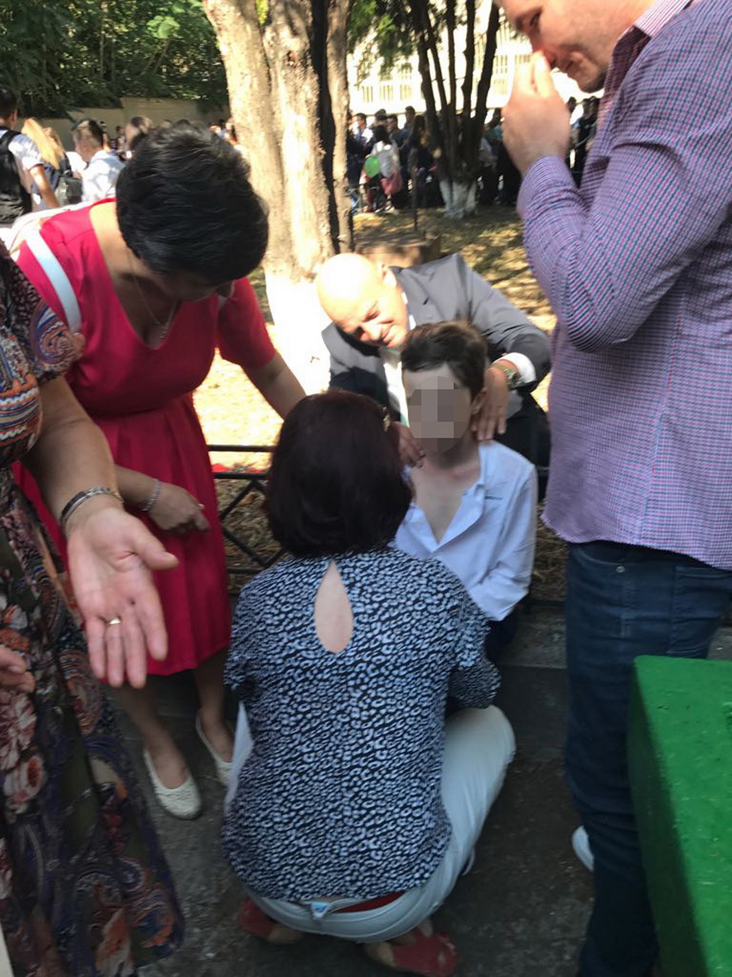 EXCLUSIV: Un elev copleșit de emoții a leșinat în prima zi de școală. Prezent la festivitate, șeful CJ Buzău i-a dat primul ajutor | GALERIE FOTO