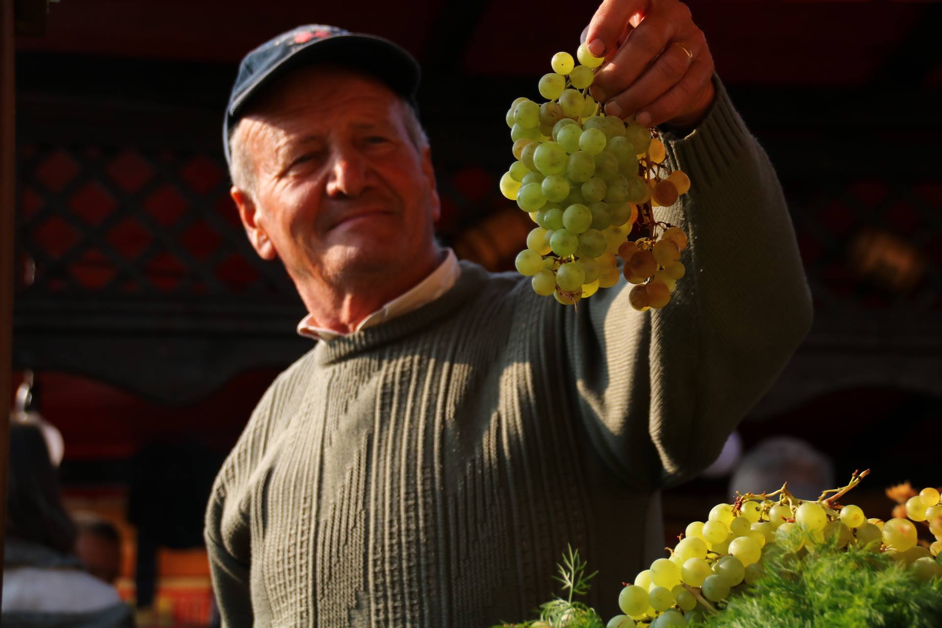 REPORTAJ: De Ziua Produselor Agroalimentare Românești, craiovenii s-au înghesuit să cumpere gogonele și să mănânce sarmale și pâine cu mălai/ FOTO