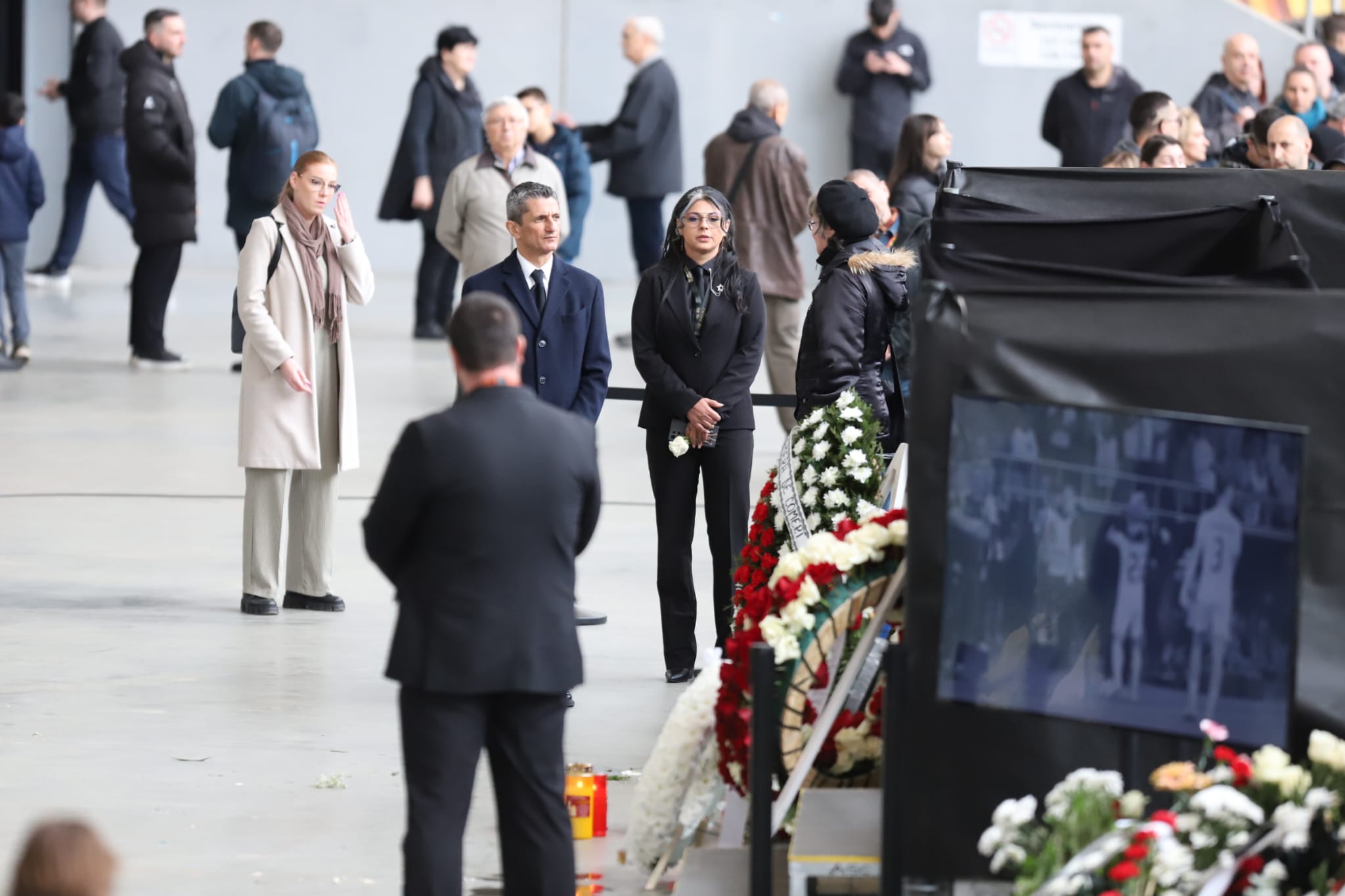 Livetext Mii de români își iau adio de la Mircea Lucescu la Arena Națională înainte de funeraliile cu onoruri militare / „Leucemia i-a provocat și grăbit sfârșitul”