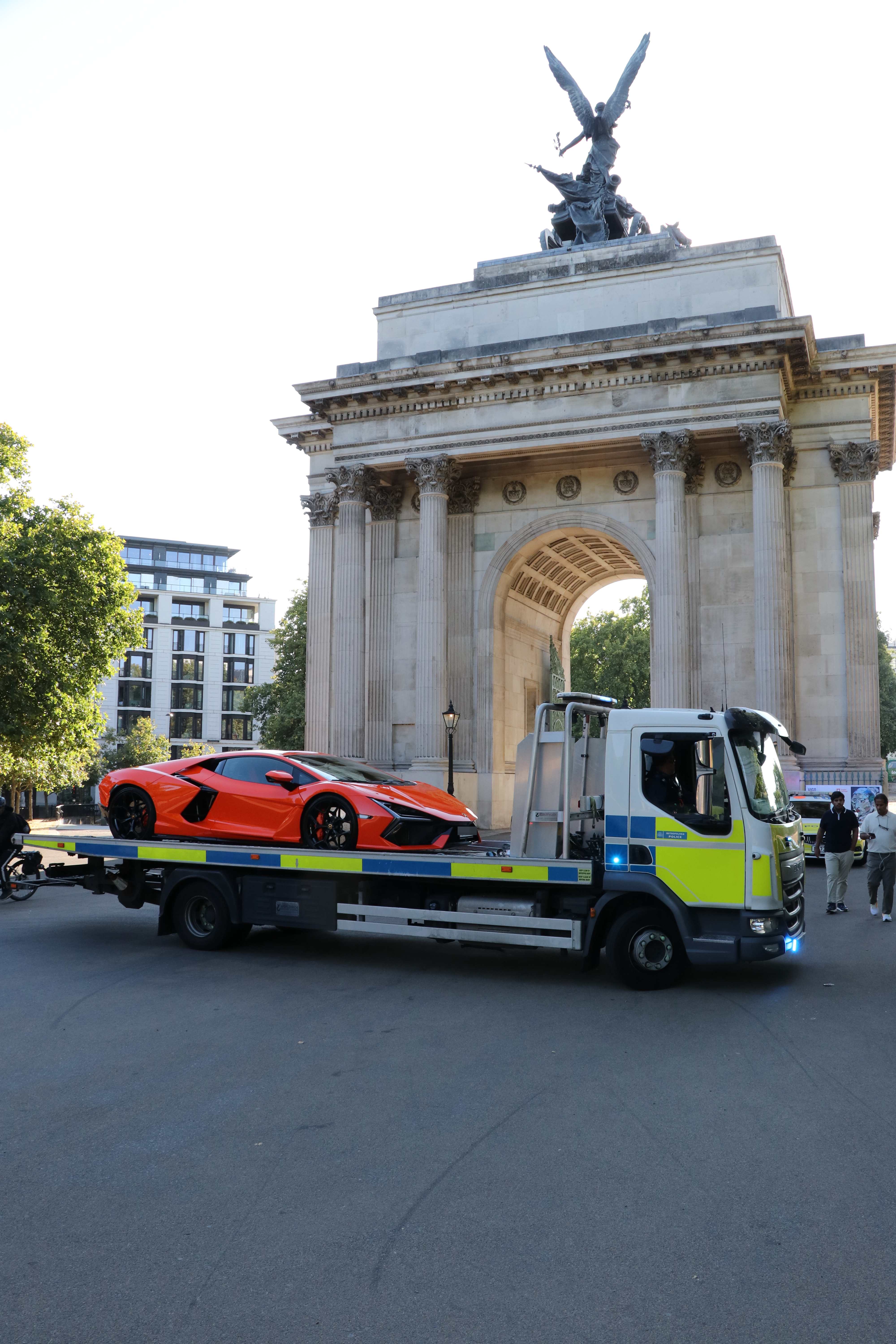 Un polițist a condus un Ferrari extrem de rar, confiscat în trafic, și a fost în culmea fericirii: „Cea mai bună zi din cariera lui”