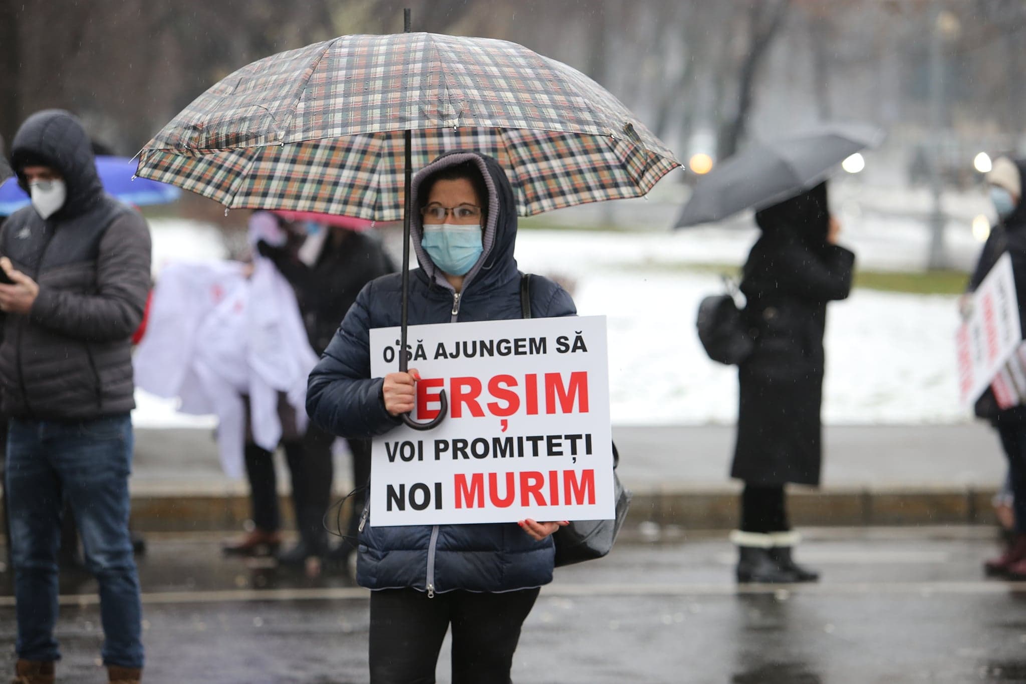 Liderul AUR, George Simion, prezent la mitingul Sanitas din Piața Victoriei: „Am venit să-i ascult. Nimeni de la Guvern nu a binevoit să o facă”
