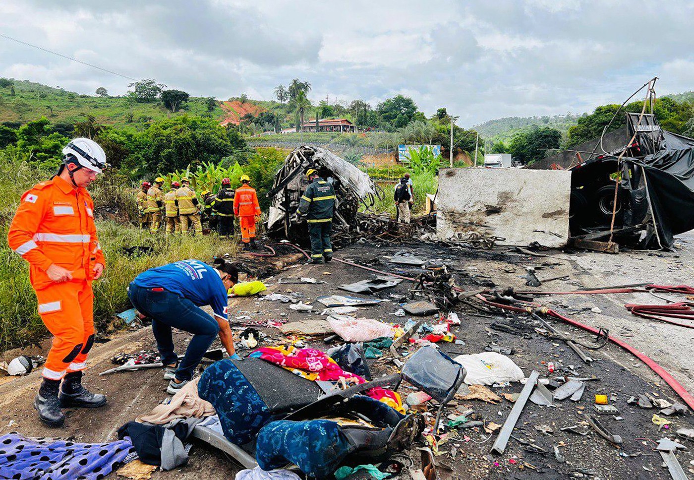 38 de oameni au murit într-un autocar peste care a căzut dintr-o basculantă un bloc de granit, pe o șosea din Brazilia