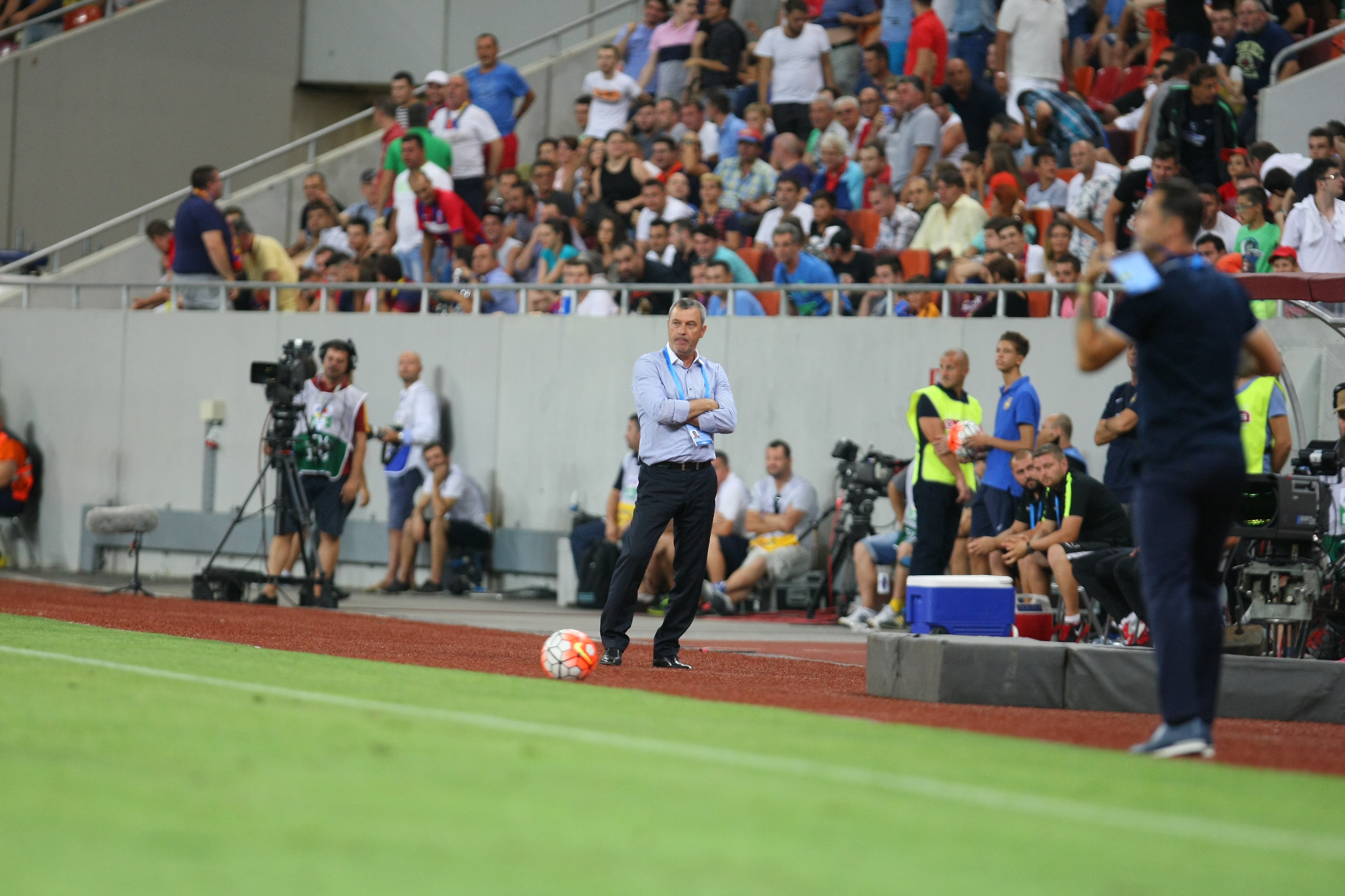 STEAUA - DINAMO 0-0. Derby bun, intens, dar nul! Meciul a început cu o reclamă la unguente contra reumatismului!