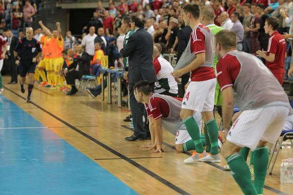 Calificare furată cu cronometrul. Selecționata de futsal a României a ratat prezența la Euro 2015 în ultima secundă. ^Oficial, ultima fază a ungurilor a durat 3 secunde. Cronometrajul efectuat de Sportnews arată că acțiunea a ținut peste 4 secunde! / VIDEO