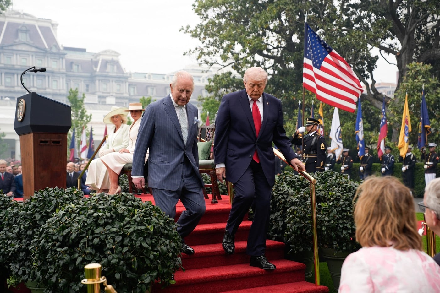 Regele Charles al III-lea, primit cu fast la Casa Albă. Donald Trump laudă „relaţia specială” cu Regatul Unit și face glume: „Ce zi britanică frumoasă”