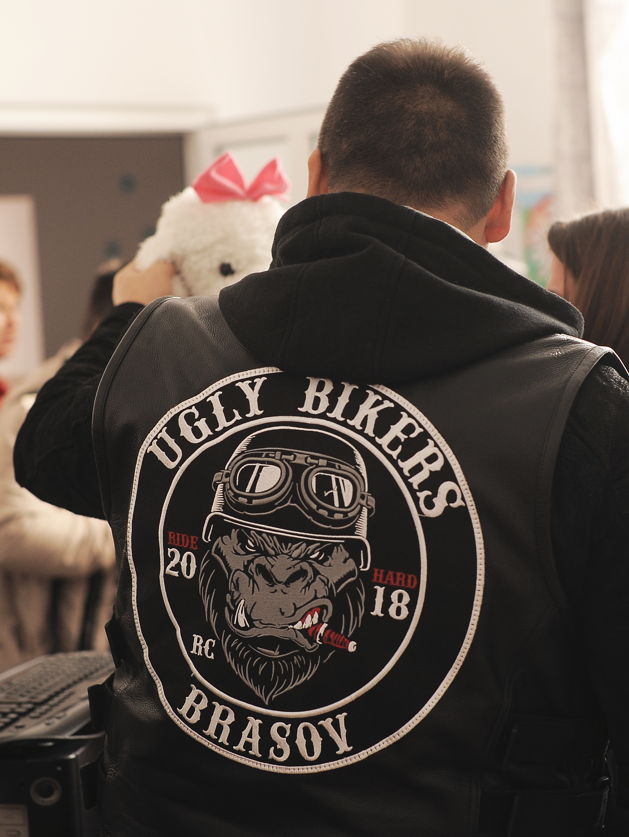 GALERIE FOTO/ Un club de motociclişti a donat calculatoare copiilor dintr-un sat braşovean. Copiii i-au așteptat pe "Ugly Bikers" în costume tradiționale
