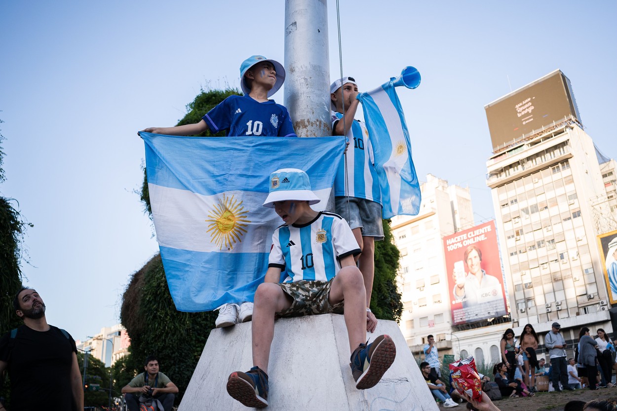 Spectacol pe străzile din Buenos Aires. Fanii s-au adunat în centru și așteaptă trofeul, după 36 de ani
