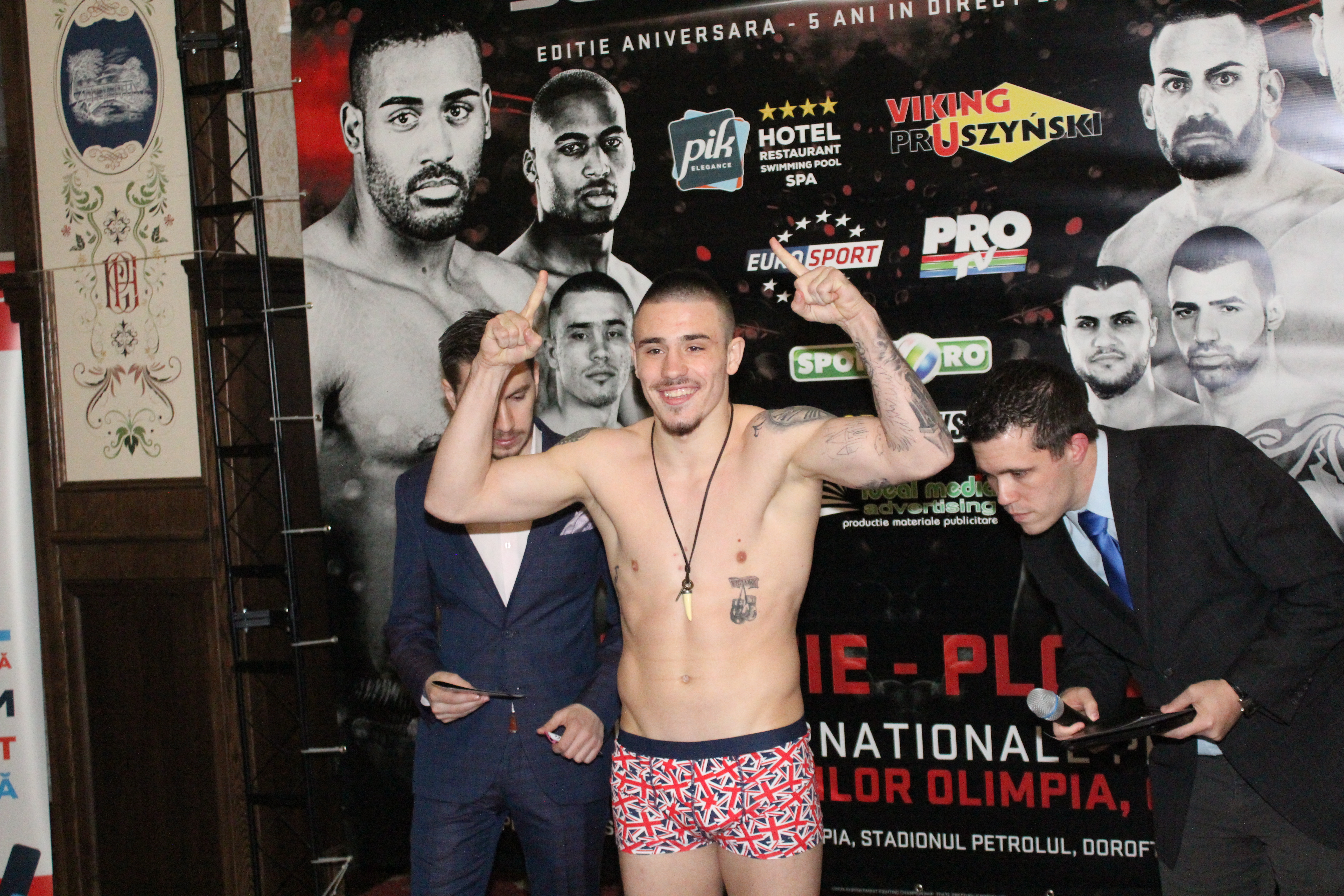 Luptătorii de la Superkombat Ploiești s-au confruntat pentru prima dată la cântarul oficial / GALERIE FOTO