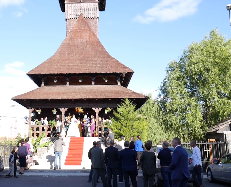 VIDEO / Nuntă de referendum. Alegeri dificile pentru nuntași: referendum sau ciorba de potroace? „Eu sunt de acord și cu căsătoria între bărbați. Care-i problema?”